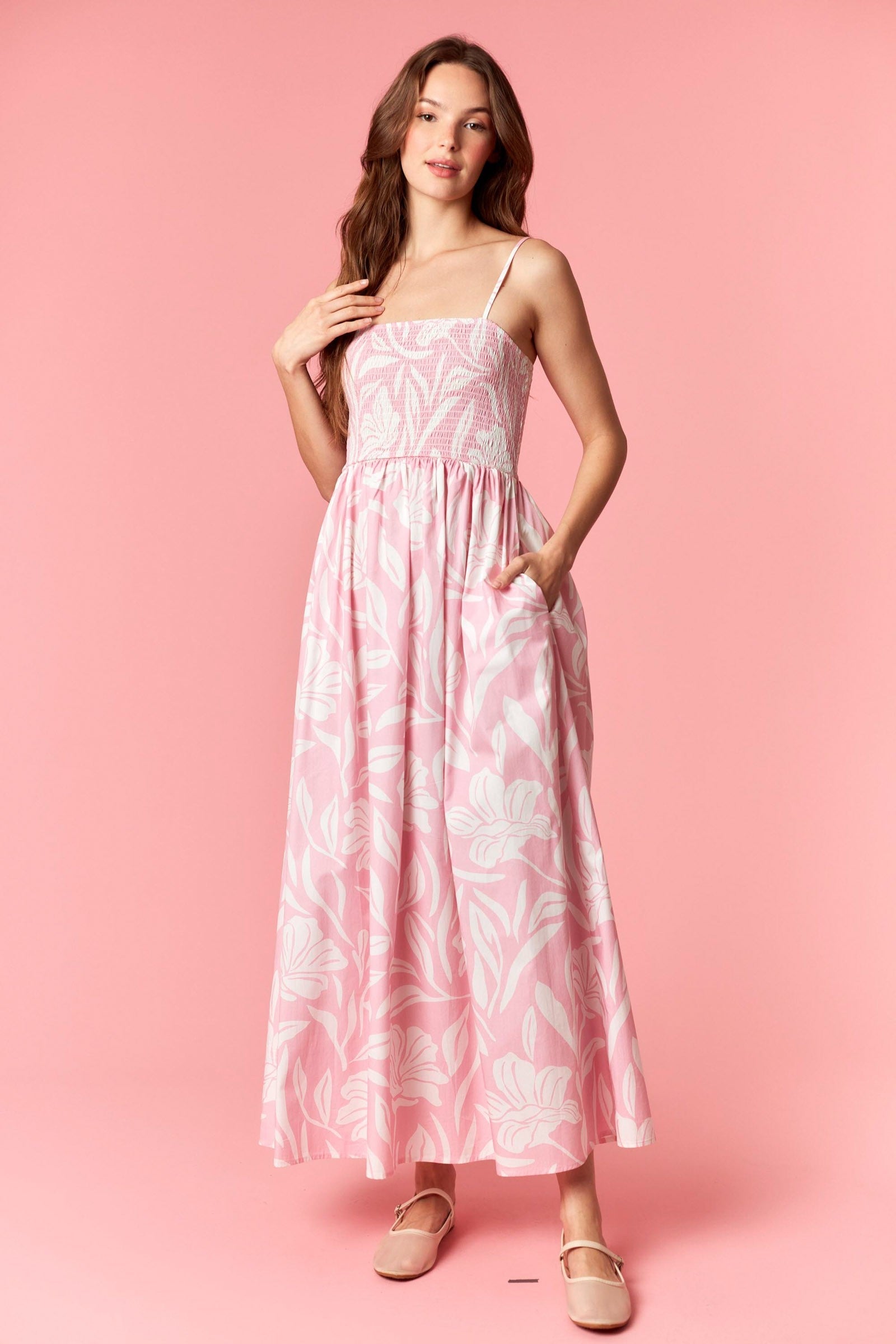 Zartrosa Umstands-Midikleid mit Blumenmuster und Smok-Oberteil