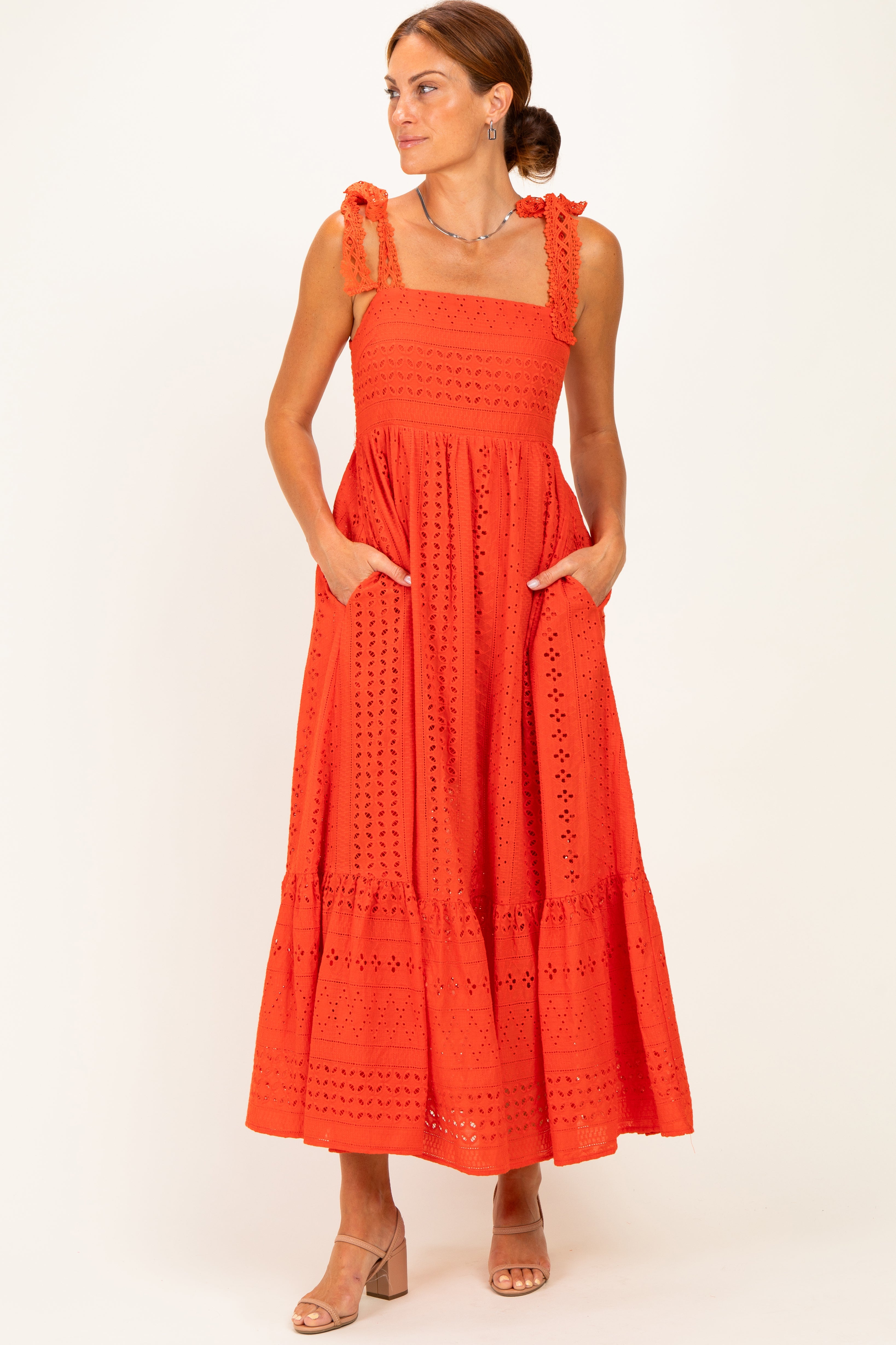 Umstandsmaxikleid mit Laser-Cut-Spitze und Schulterbändern