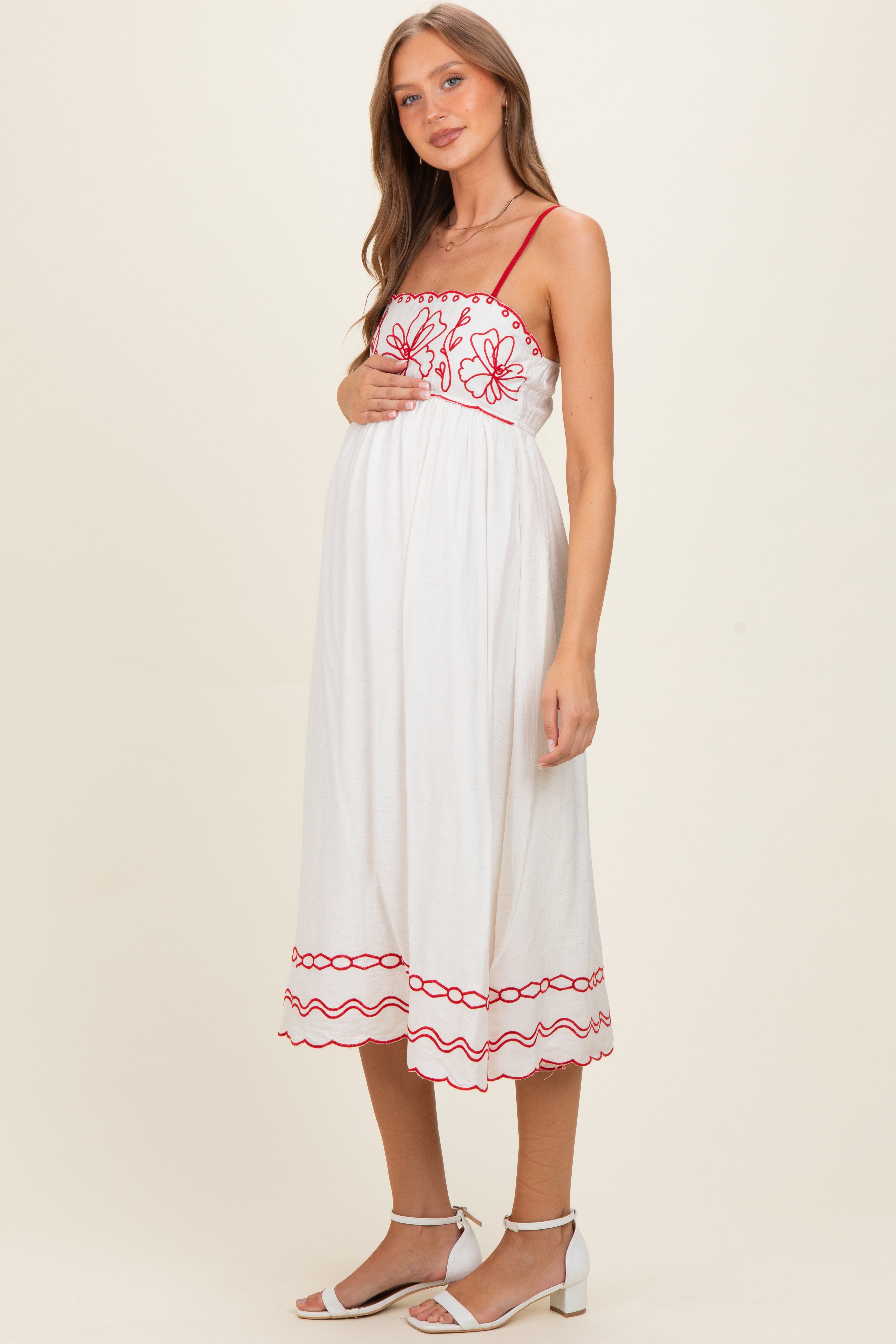 Rotes Umstands-Midikleid mit floraler Stickerei und Wellensaum