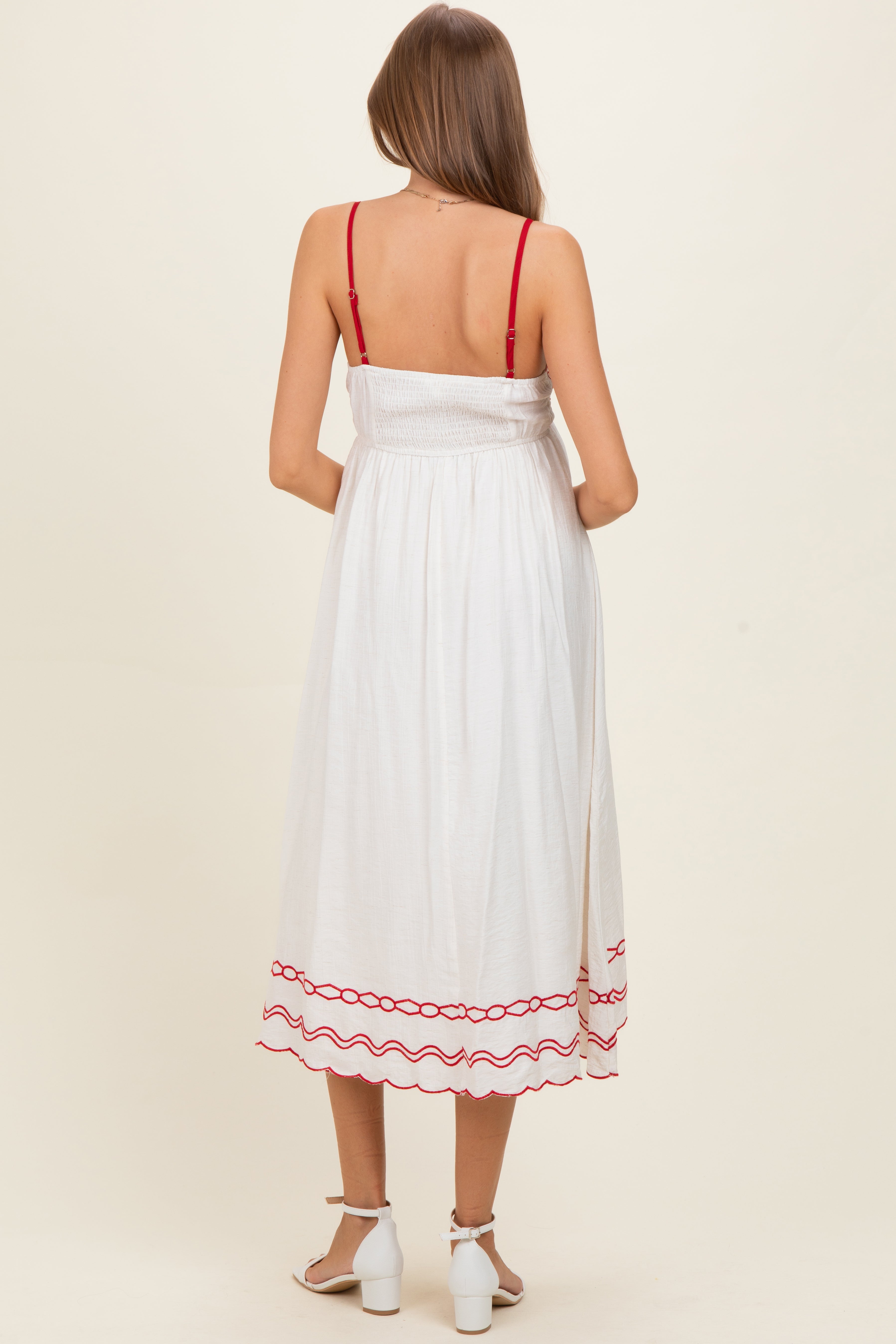 Rotes Umstands-Midikleid mit floraler Stickerei und Wellensaum