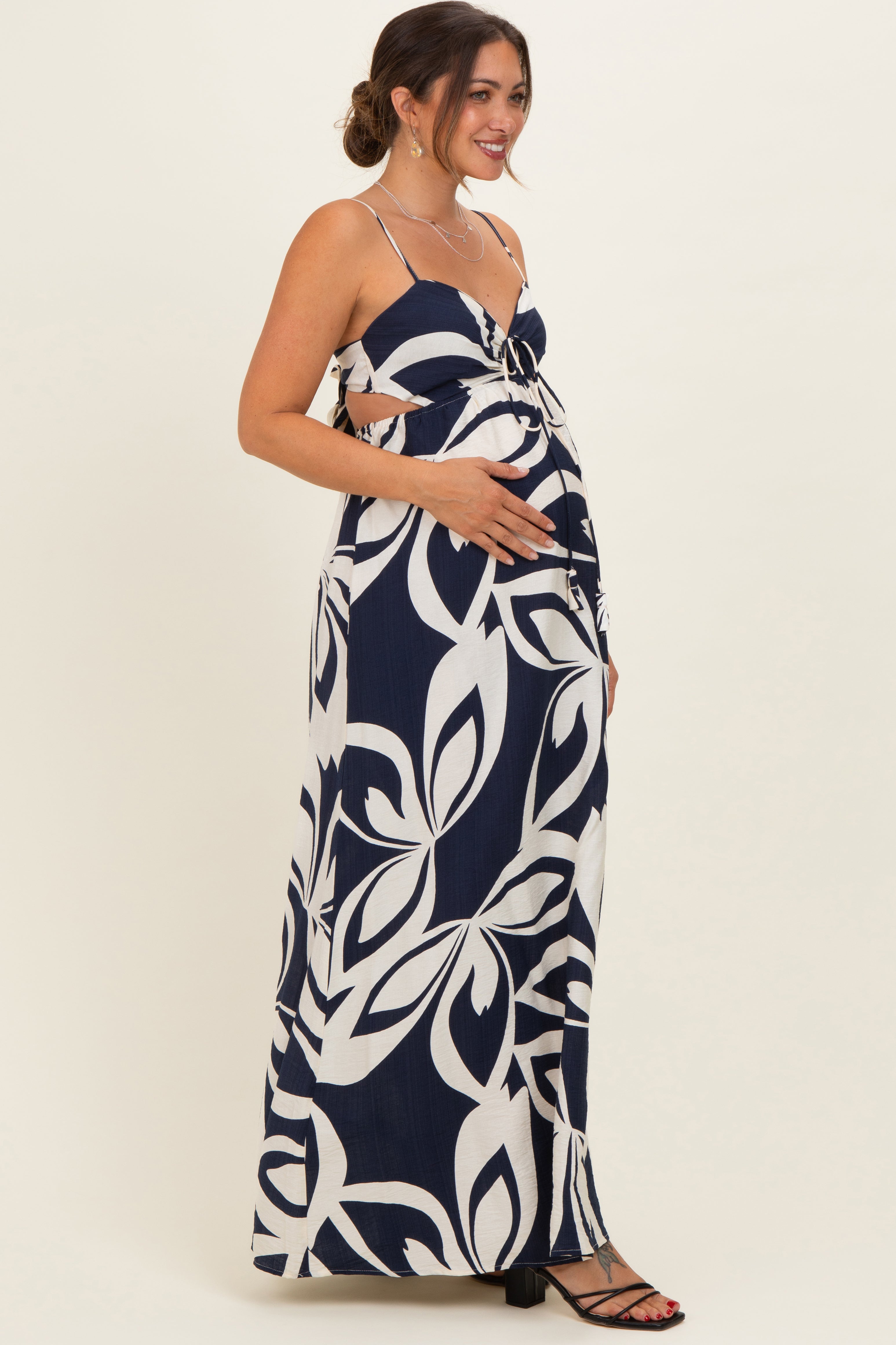 Marineblaues Umstands-Maxikleid mit Blumenmuster, Cut-out und Neckholder