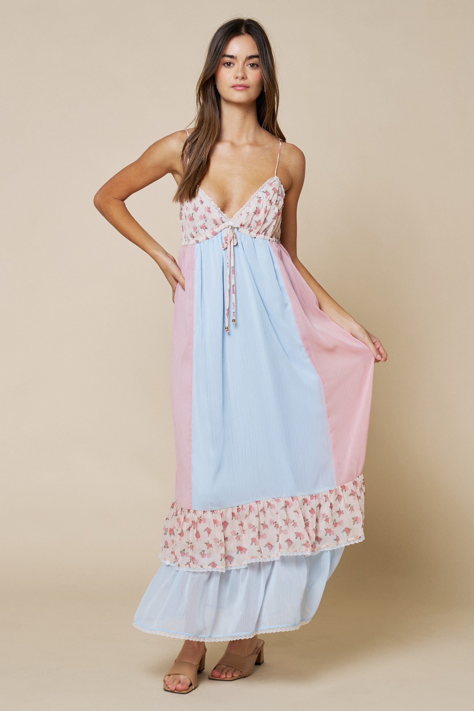 Umstands-Maxikleid mit Blumenmuster, Colorblock und Stufenvolants in Hellblau