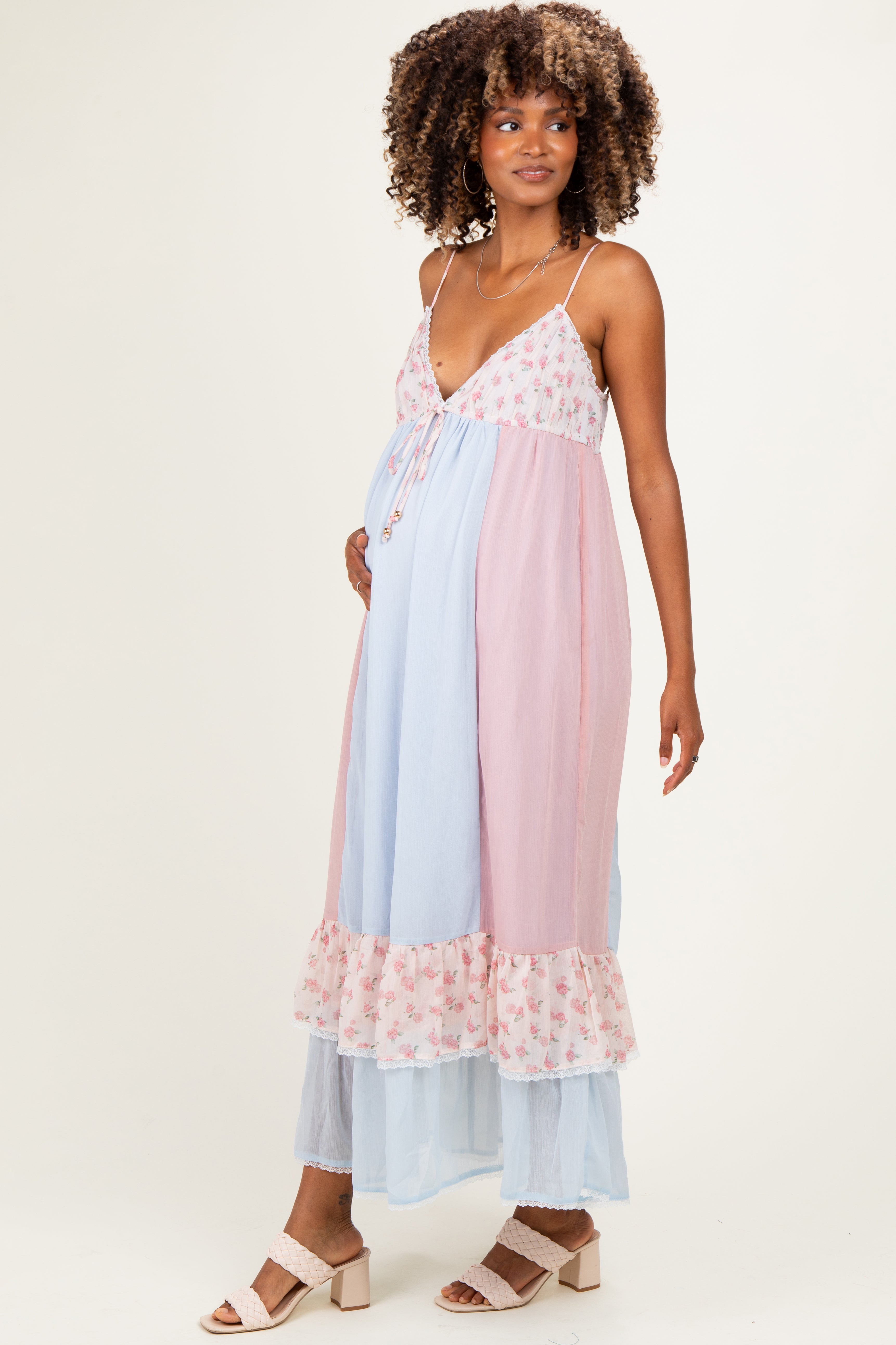 Umstands-Maxikleid mit Blumenmuster, Colorblock und Stufenvolants in Hellblau