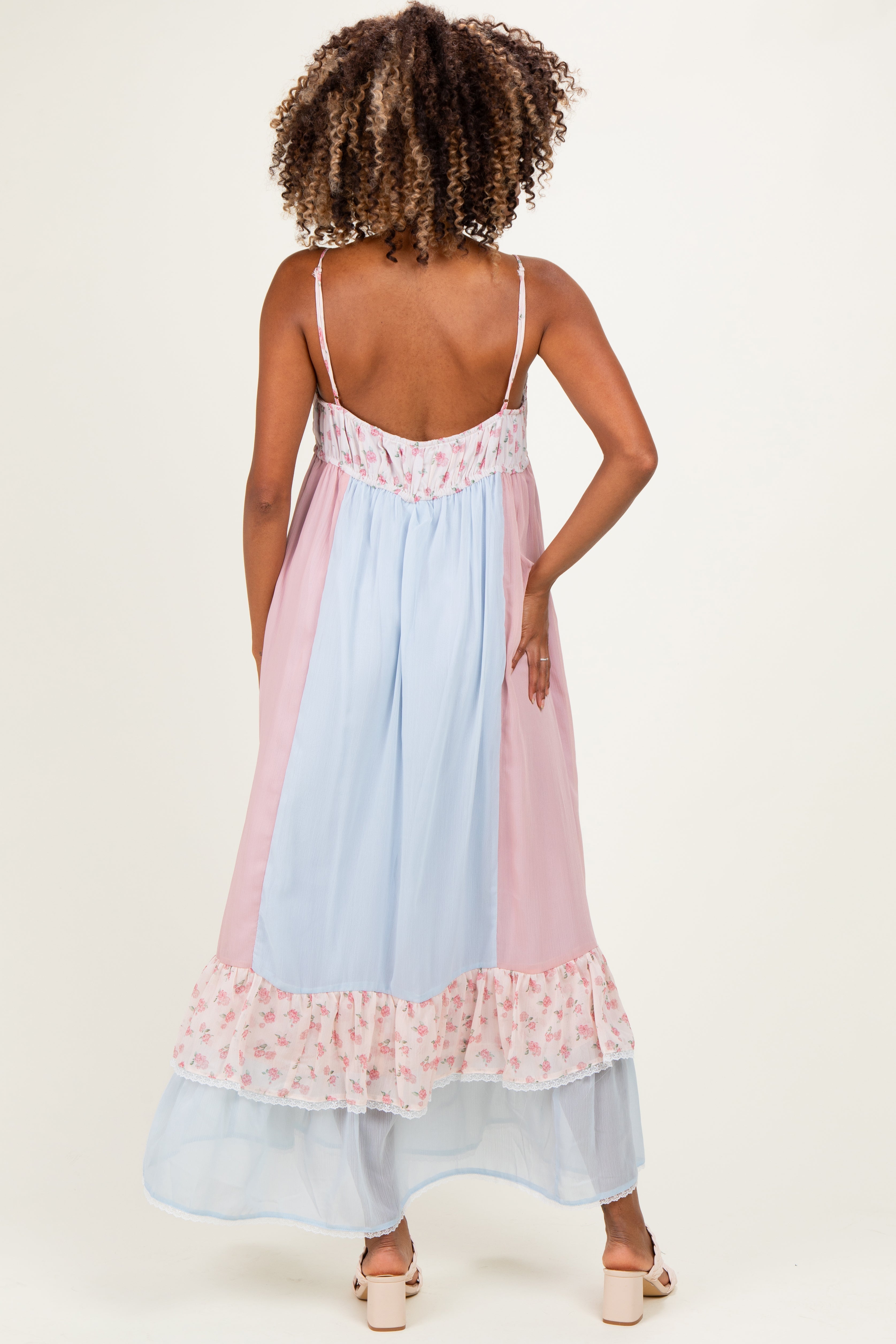 Umstands-Maxikleid mit Blumenmuster, Colorblock und Stufenvolants in Hellblau