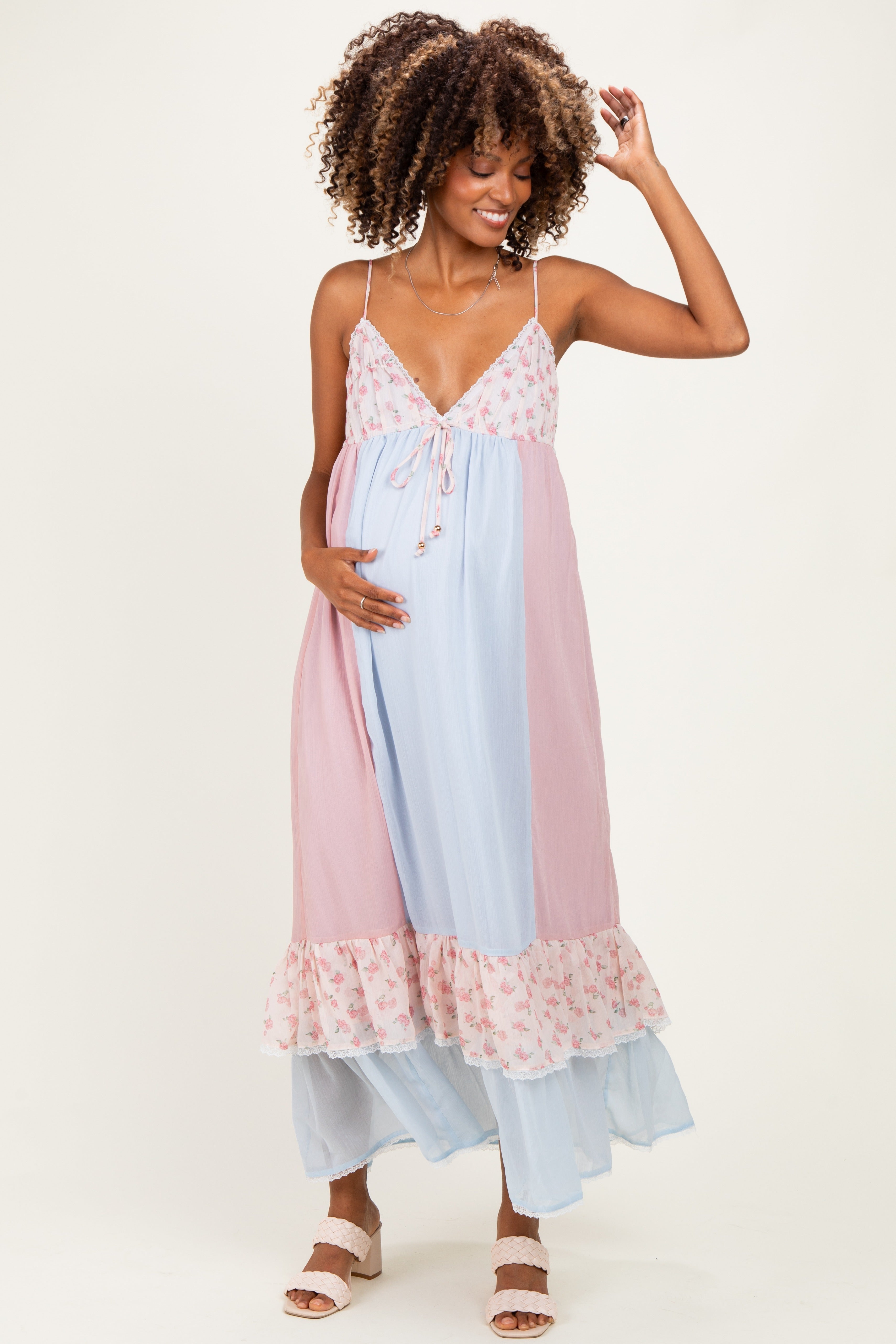Umstands-Maxikleid mit Blumenmuster, Colorblock und Stufenvolants in Hellblau