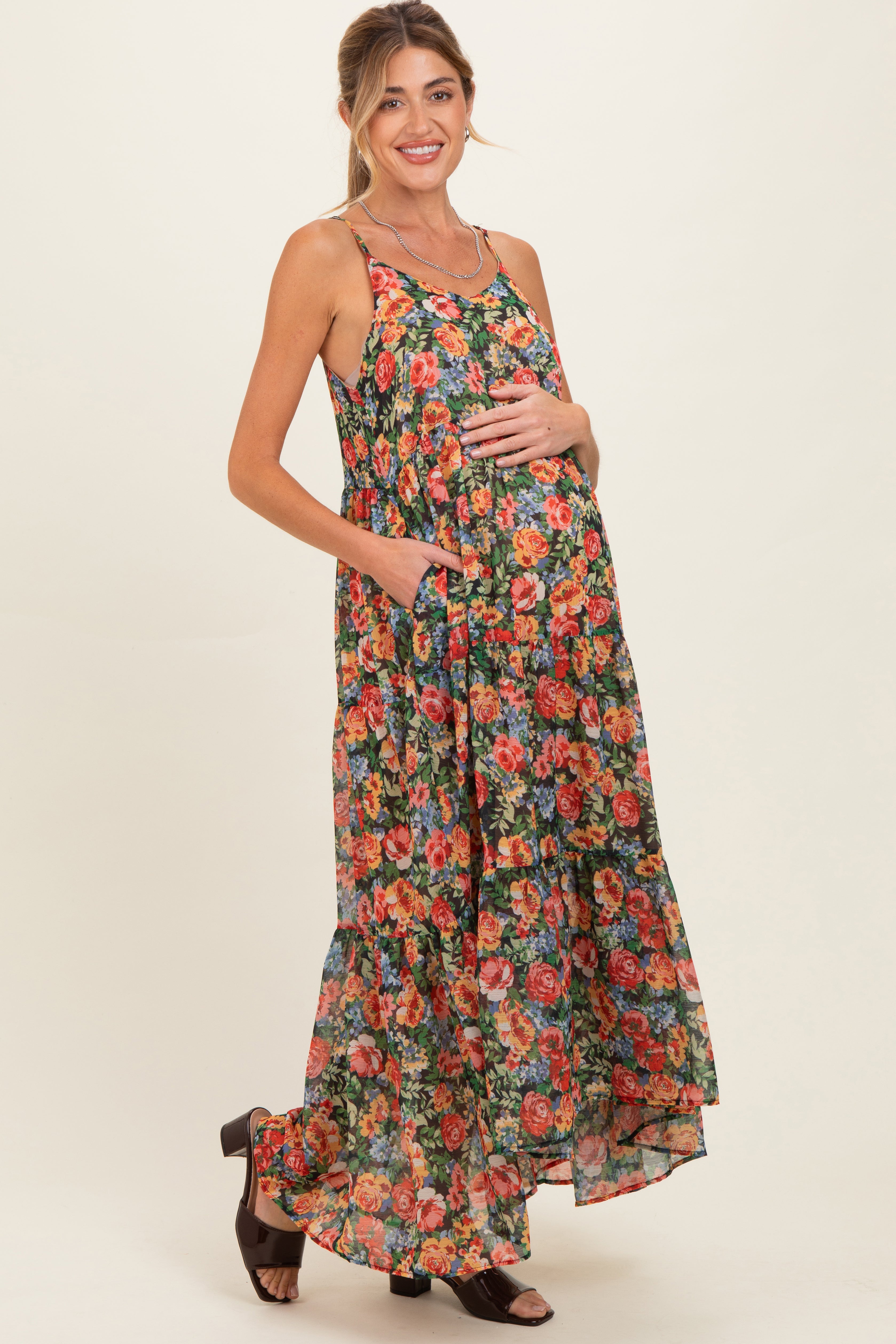 Schwarzes Umstands-Maxikleid mit Blumenprint, V-Ausschnitt und Stufenrock
