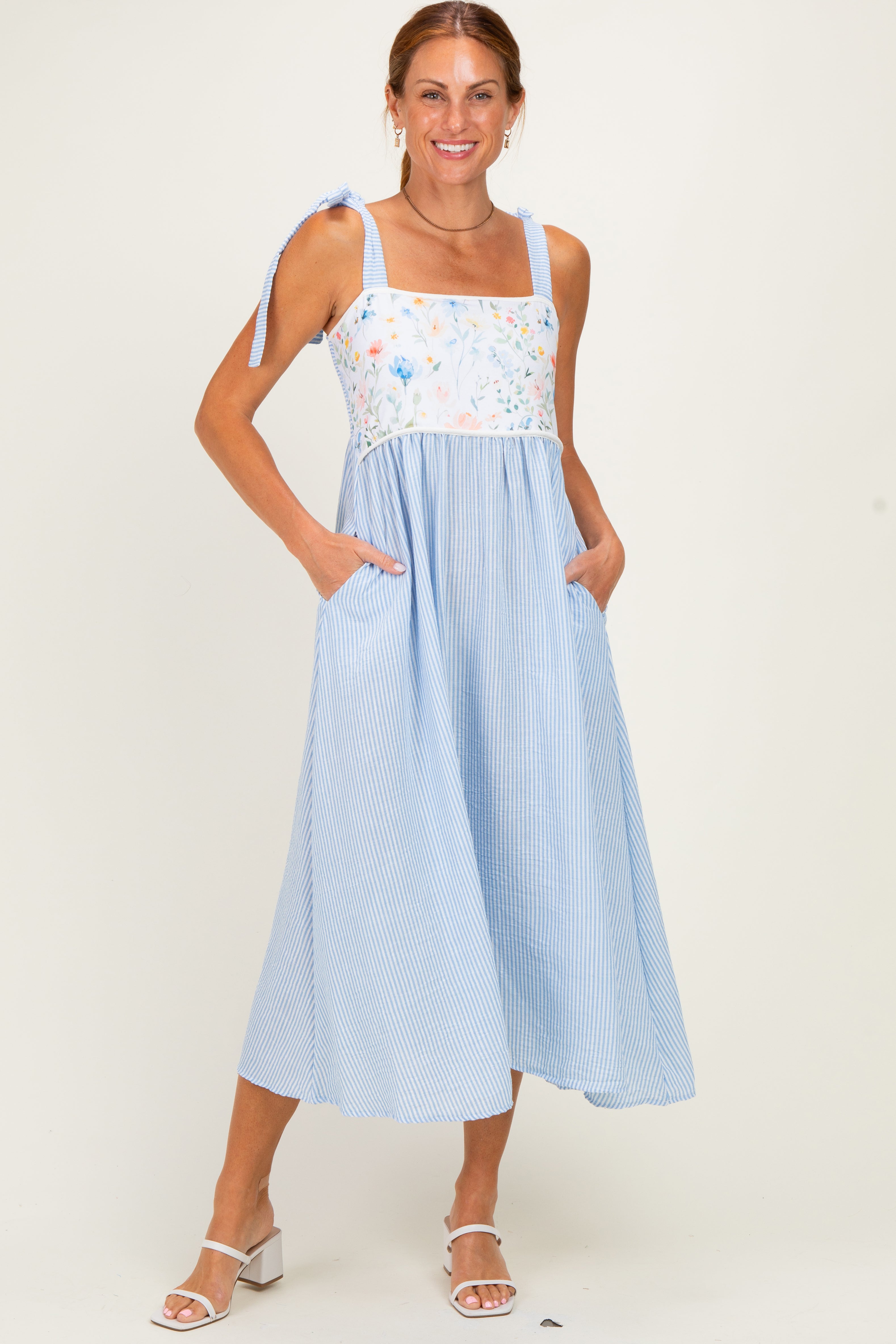 Umstandskleid mit Blumen- und Streifenmuster und Schleifenträgern