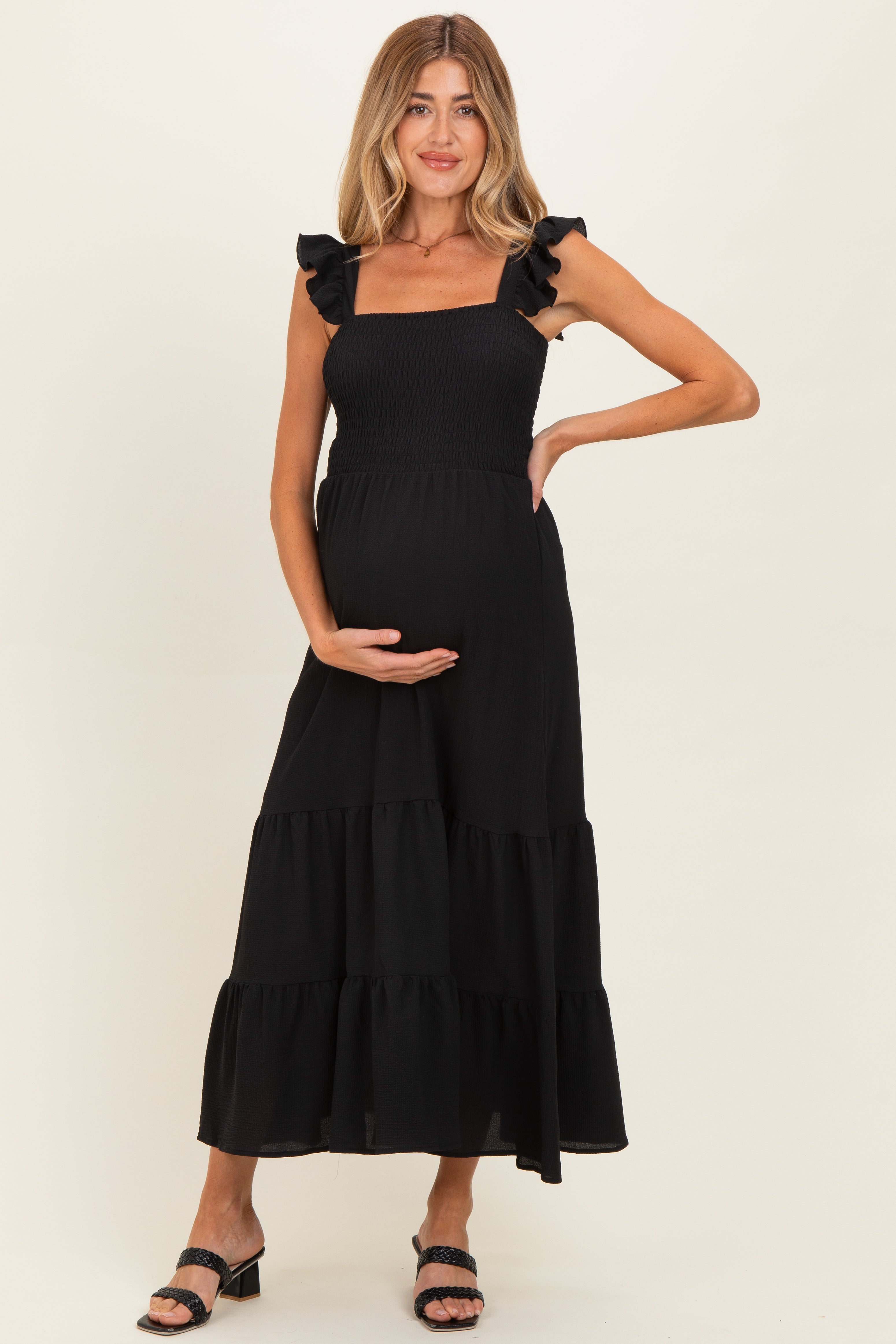 Schwarzes Umstands-Maxikleid mit Rüschenträgern in Smok-Optik