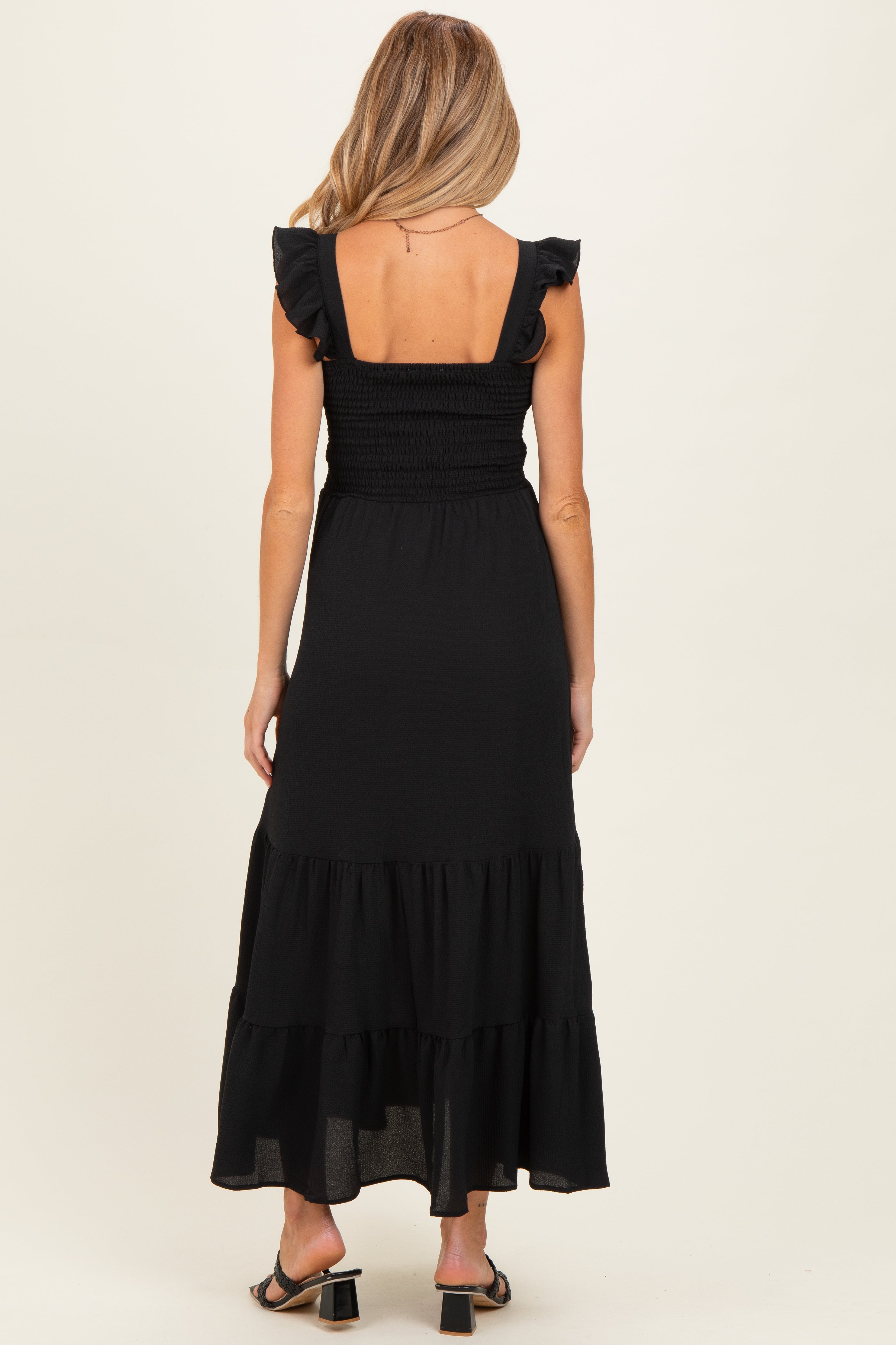 Schwarzes Umstands-Maxikleid mit Rüschenträgern in Smok-Optik
