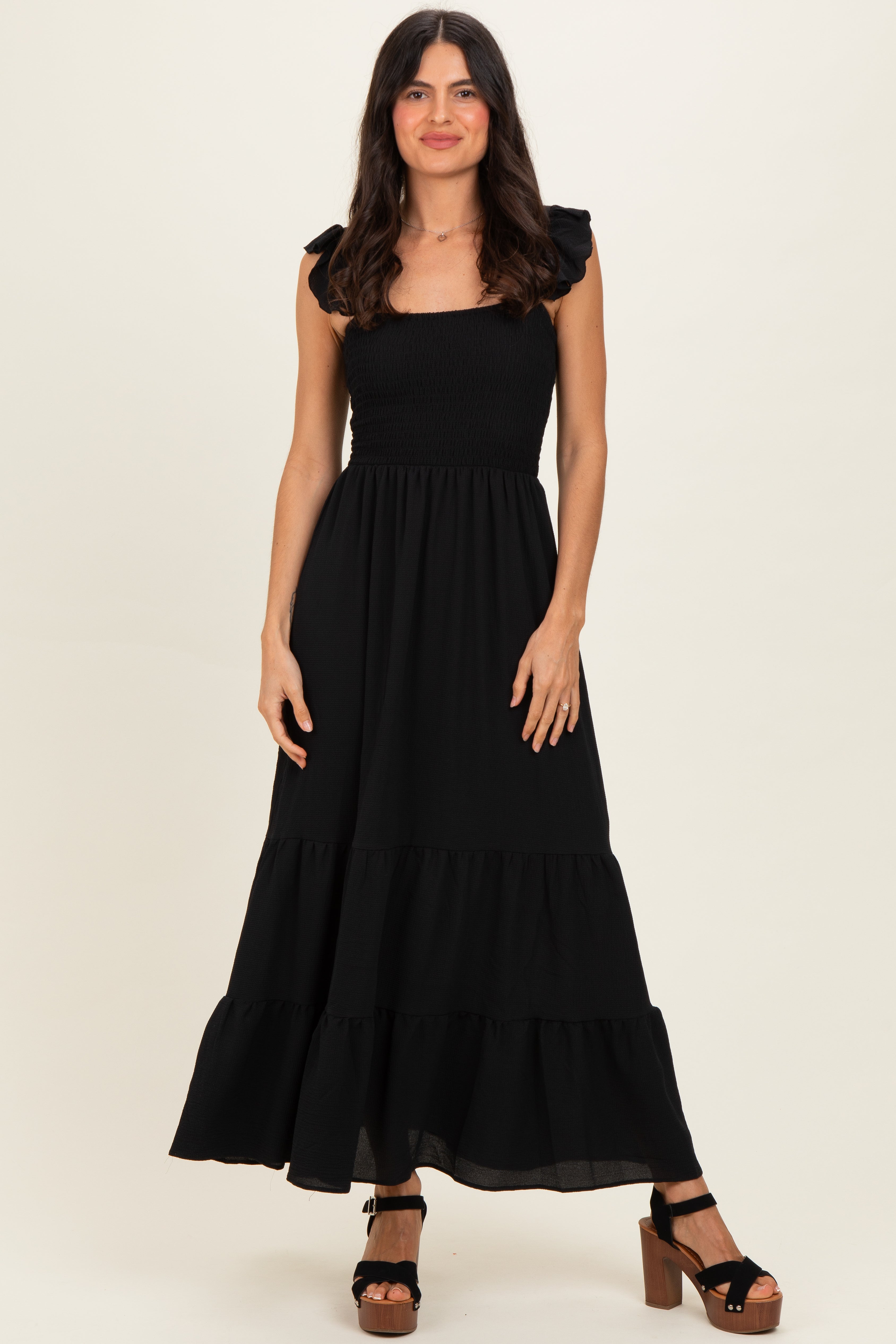 Schwarzes Umstands-Maxikleid mit Rüschenträgern in Smok-Optik