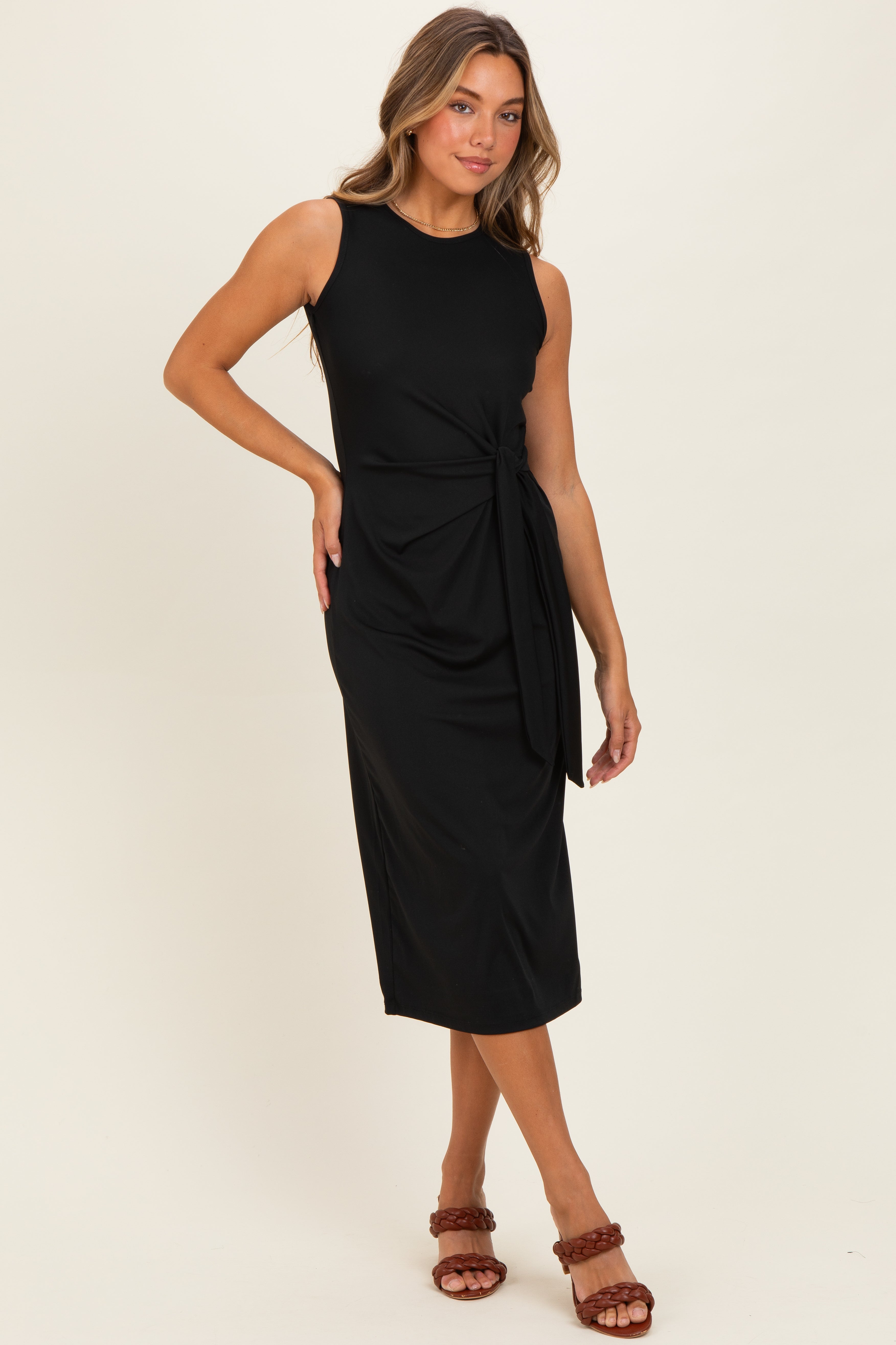 Schwarzes ärmelloses Umstands-Midikleid mit Taillenband