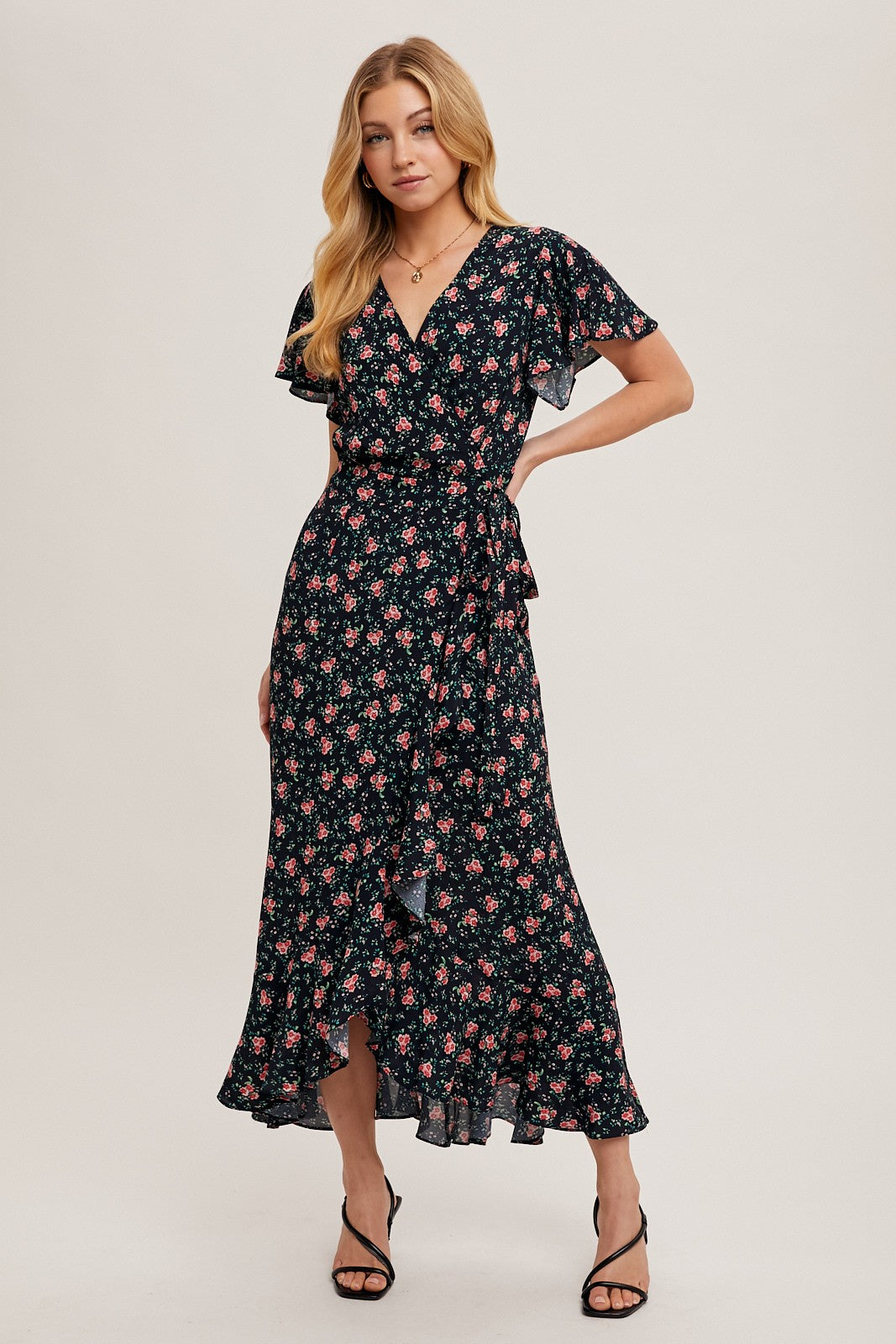 Rotes Umstands-Maxikleid in Wickeloptik mit Blumenmuster und Rüschensaum