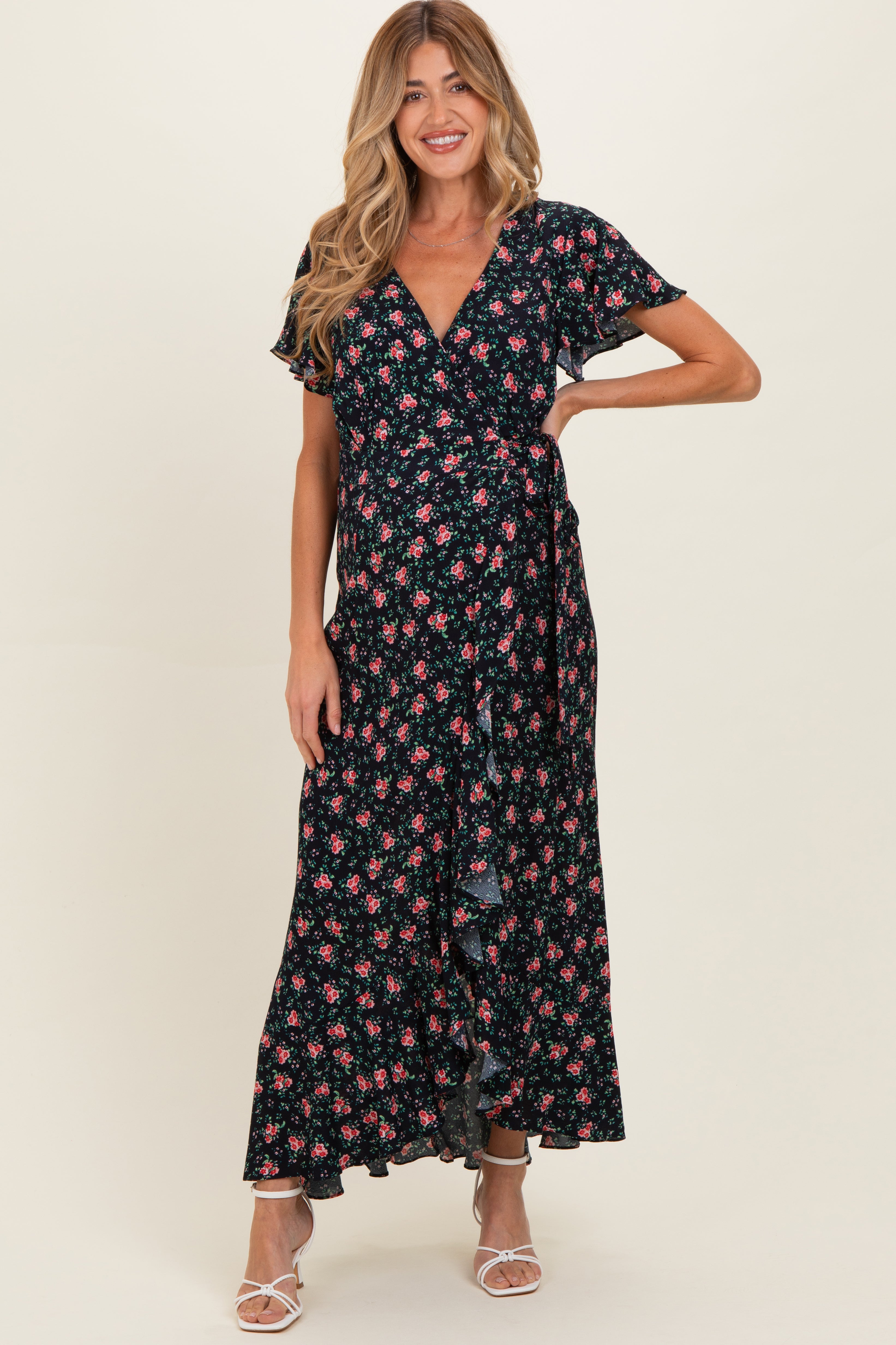 Rotes Umstands-Maxikleid in Wickeloptik mit Blumenmuster und Rüschensaum