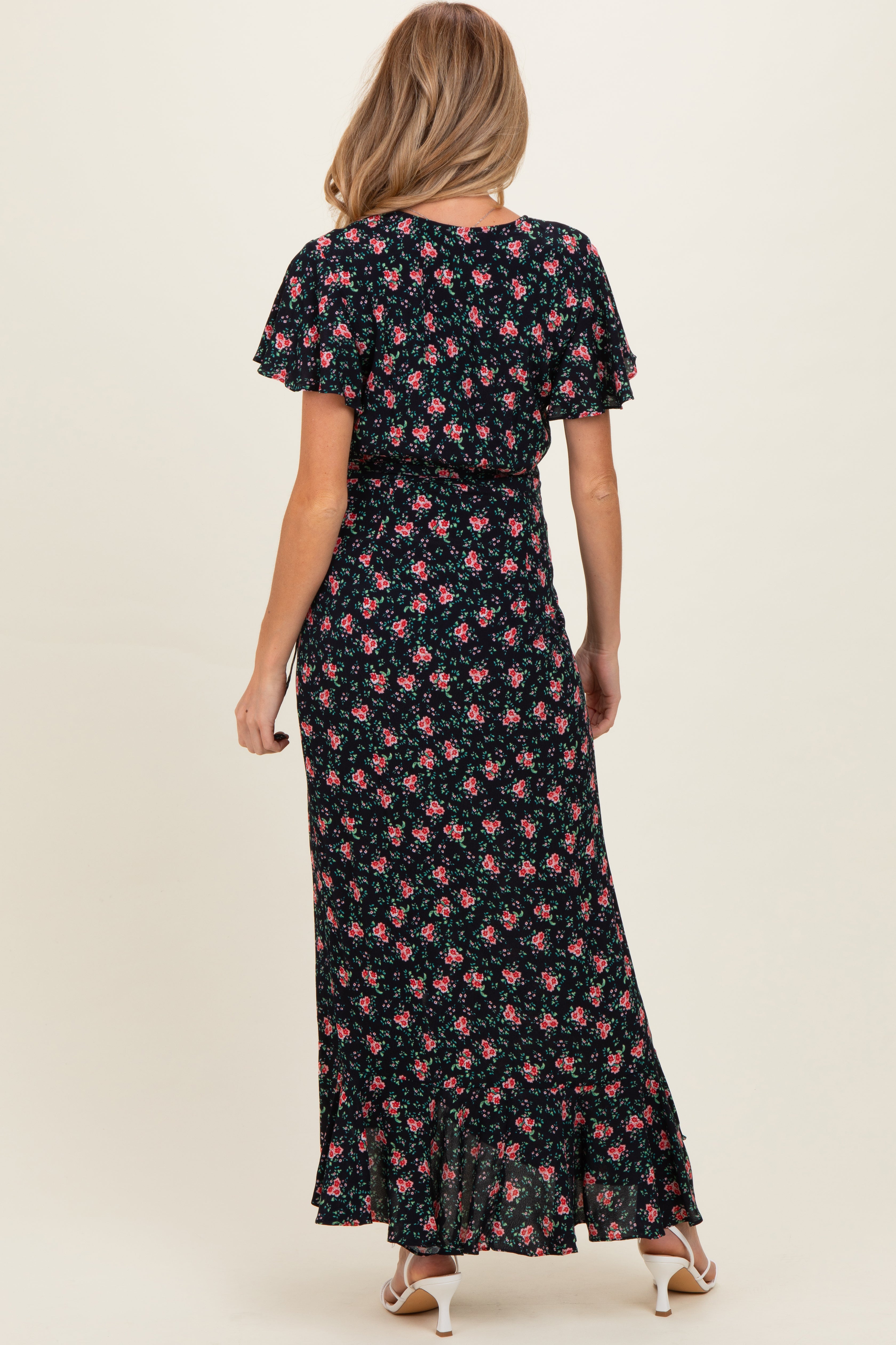 Rotes Umstands-Maxikleid in Wickeloptik mit Blumenmuster und Rüschensaum