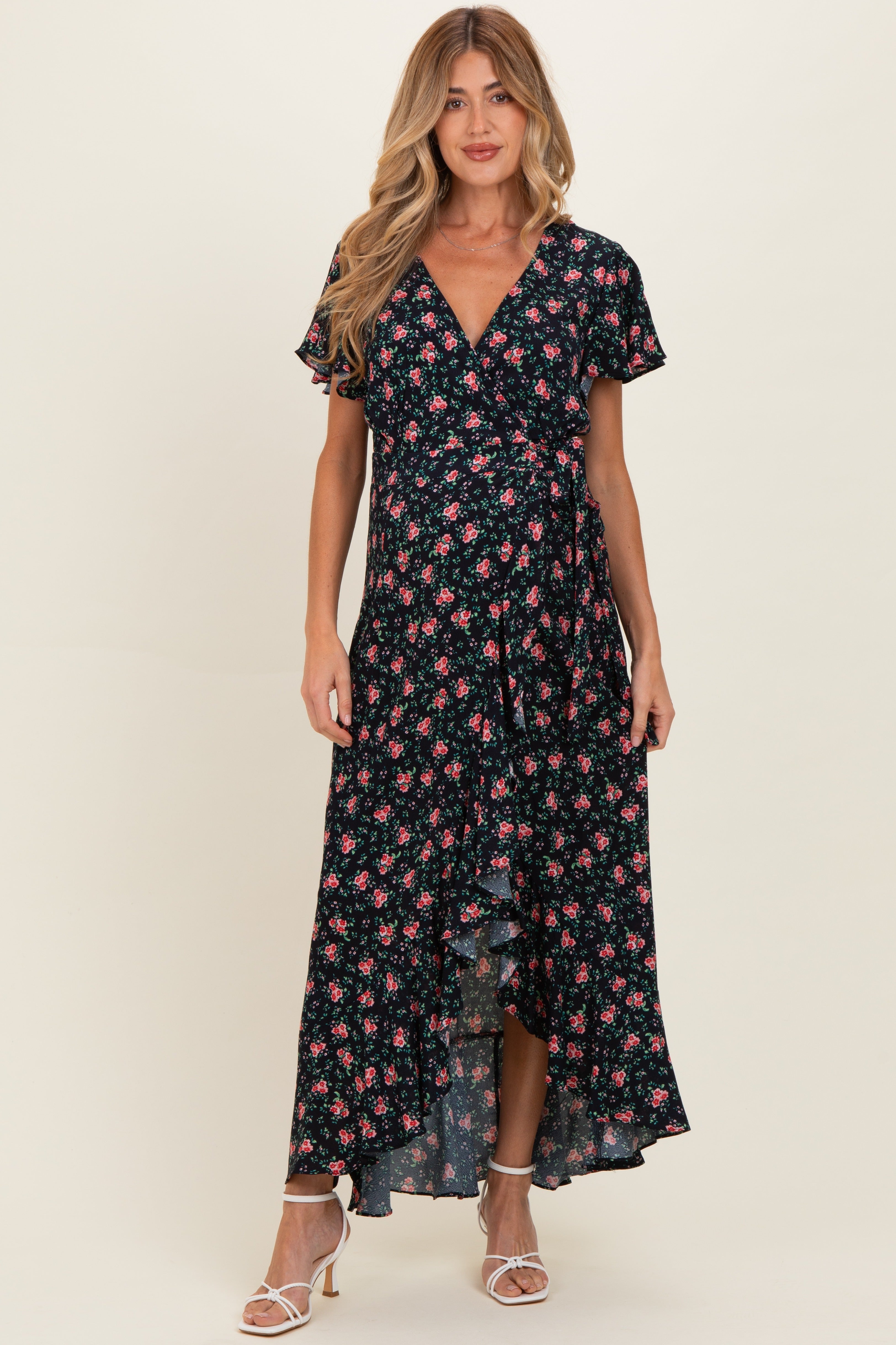 Rotes Umstands-Maxikleid in Wickeloptik mit Blumenmuster und Rüschensaum