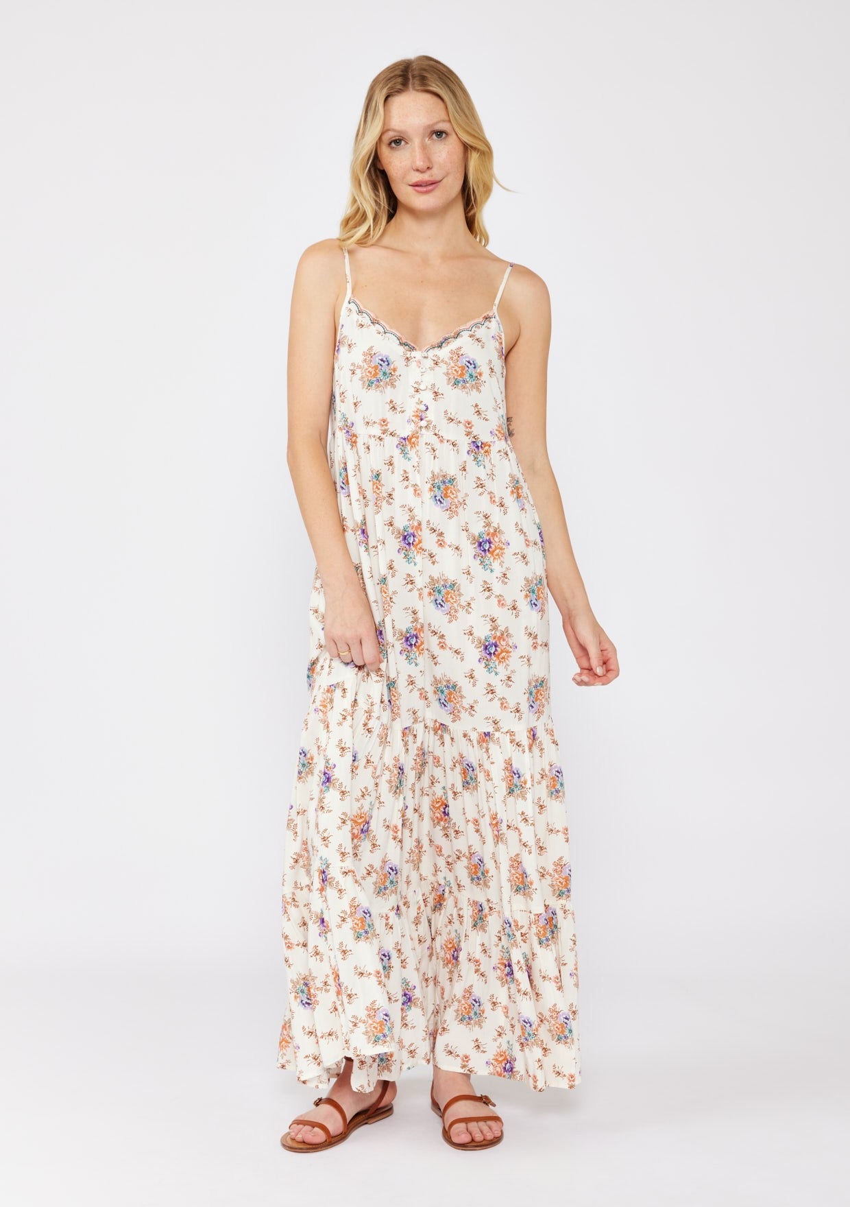 Naturfarbenes gestuftes Umstands-Maxikleid mit Blumenmuster und Knopfleiste