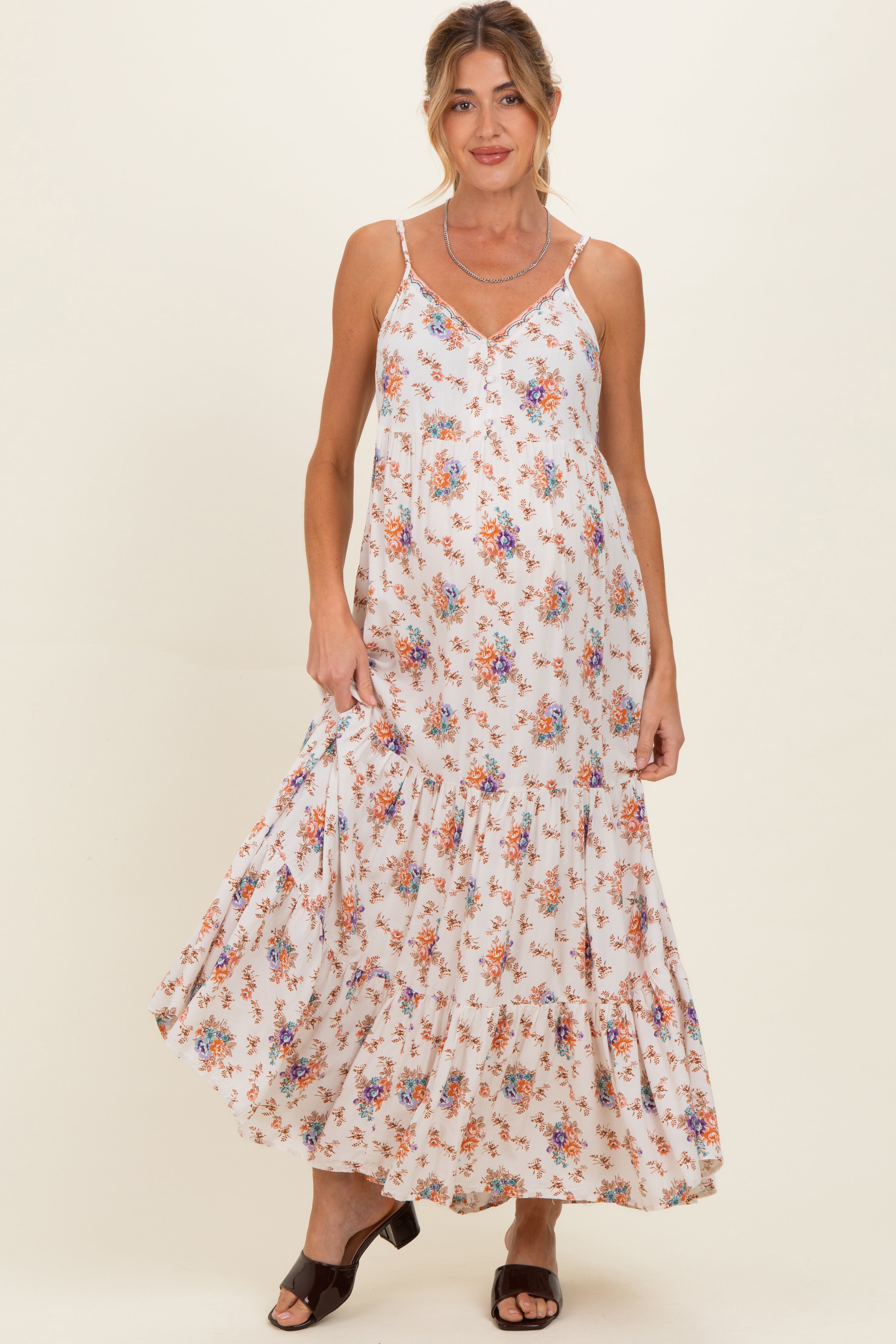 Naturfarbenes gestuftes Umstands-Maxikleid mit Blumenmuster und Knopfleiste