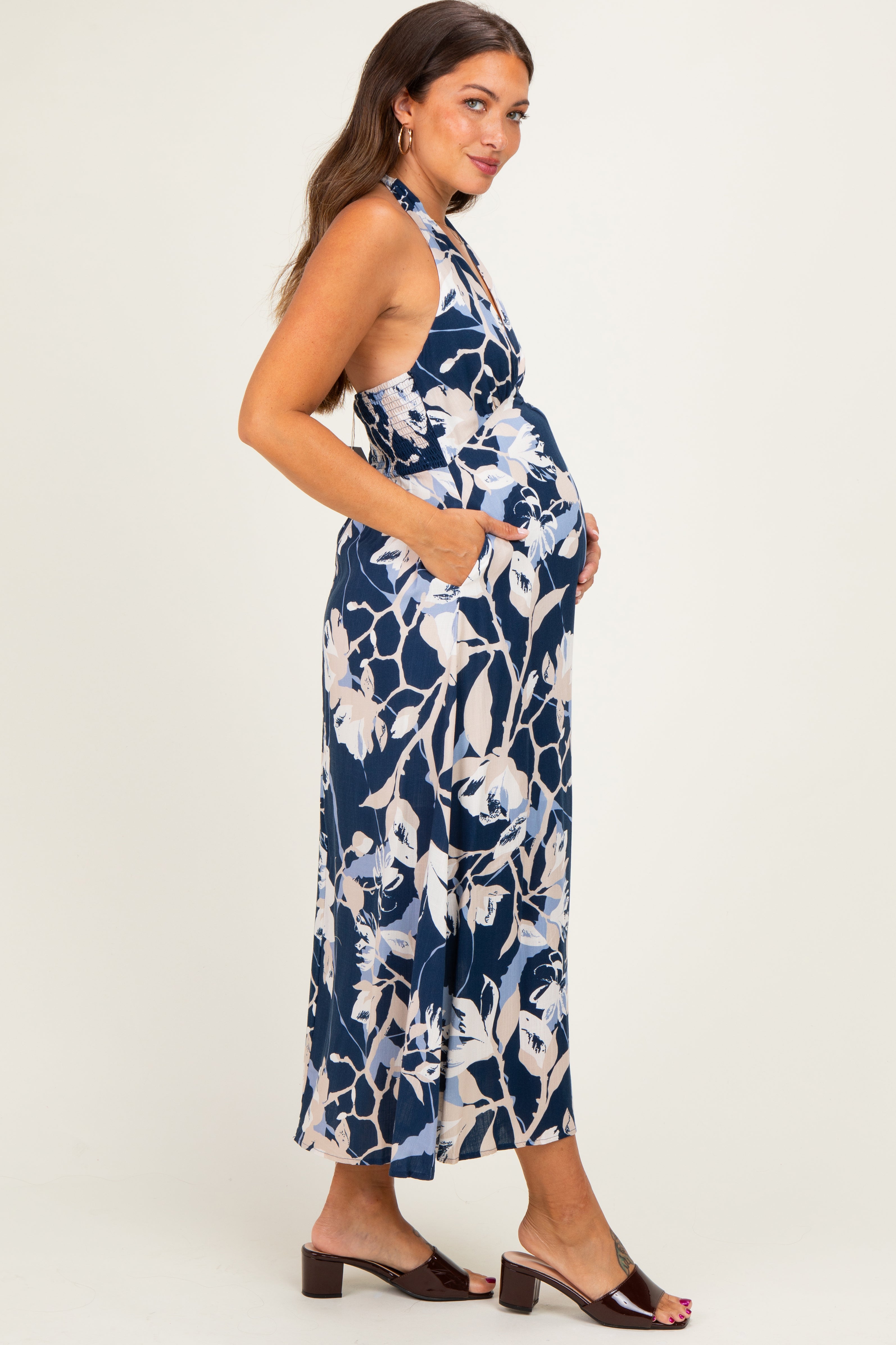 Umstands-Midikleid mit Neckholder und offenem Rücken