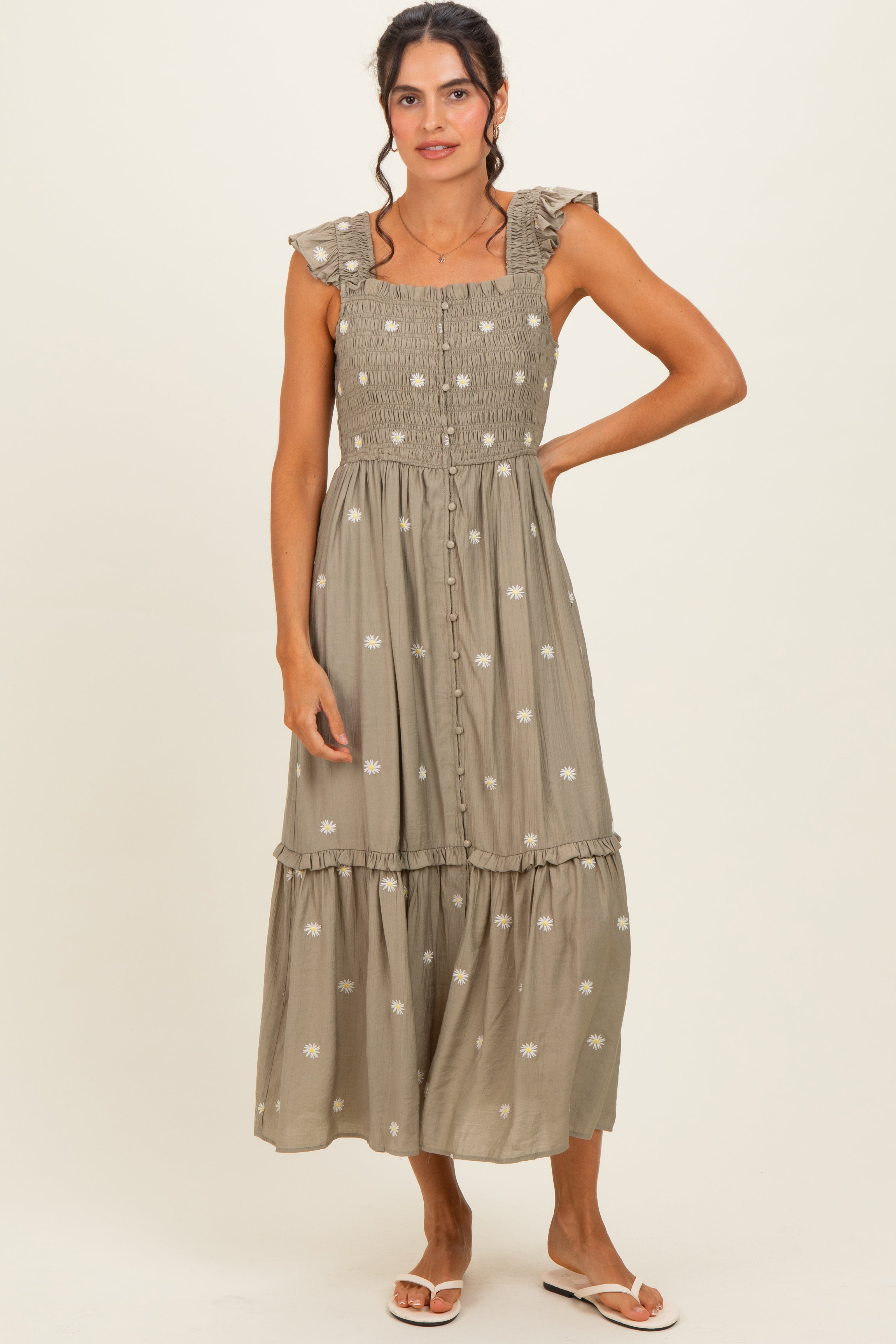 Olivfarbenes gesmoktes Umstands-Maxikleid mit Stickerei und Rüschenträgern