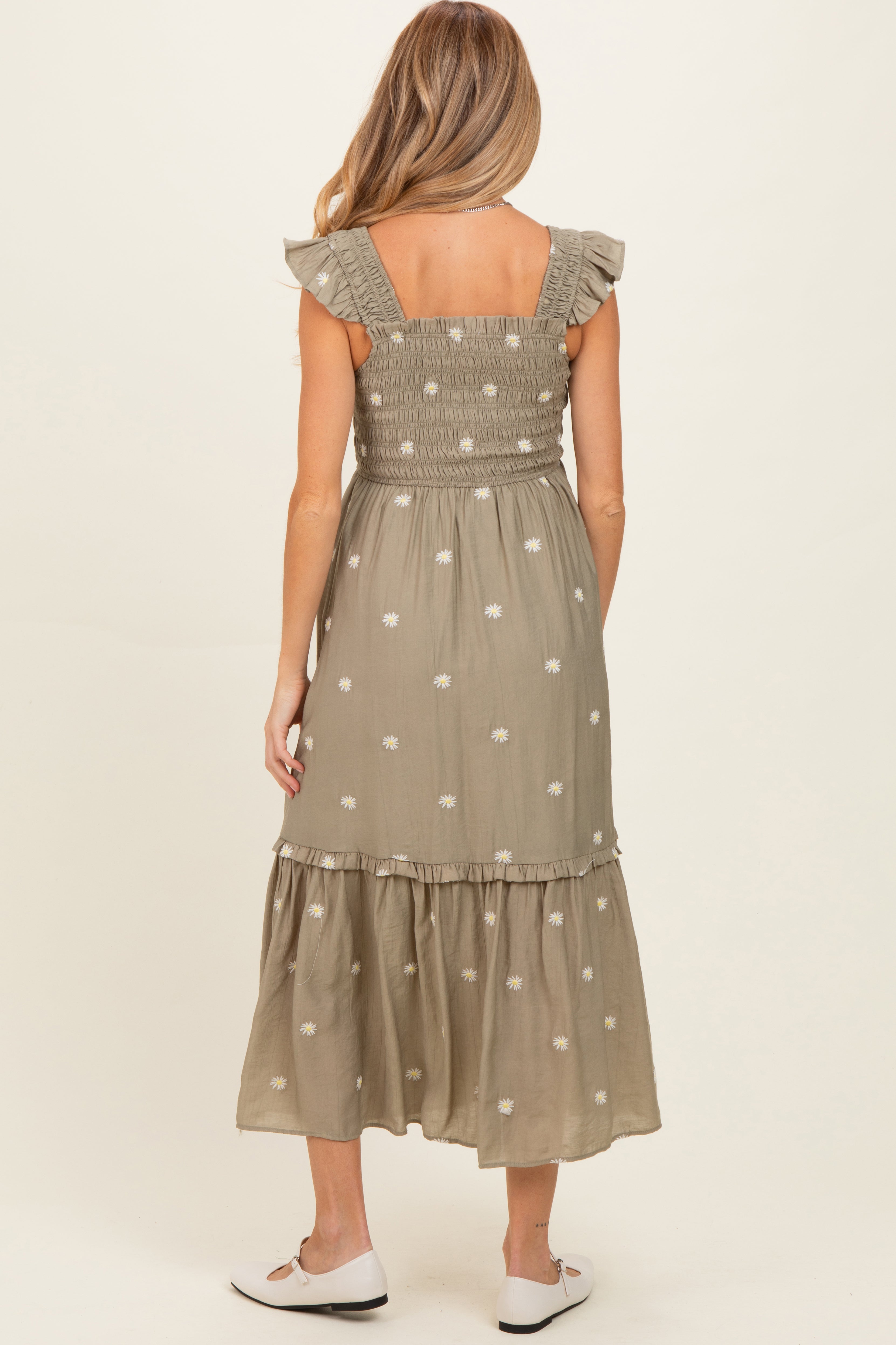 Olivfarbenes gesmoktes Umstands-Maxikleid mit Stickerei und Rüschenträgern