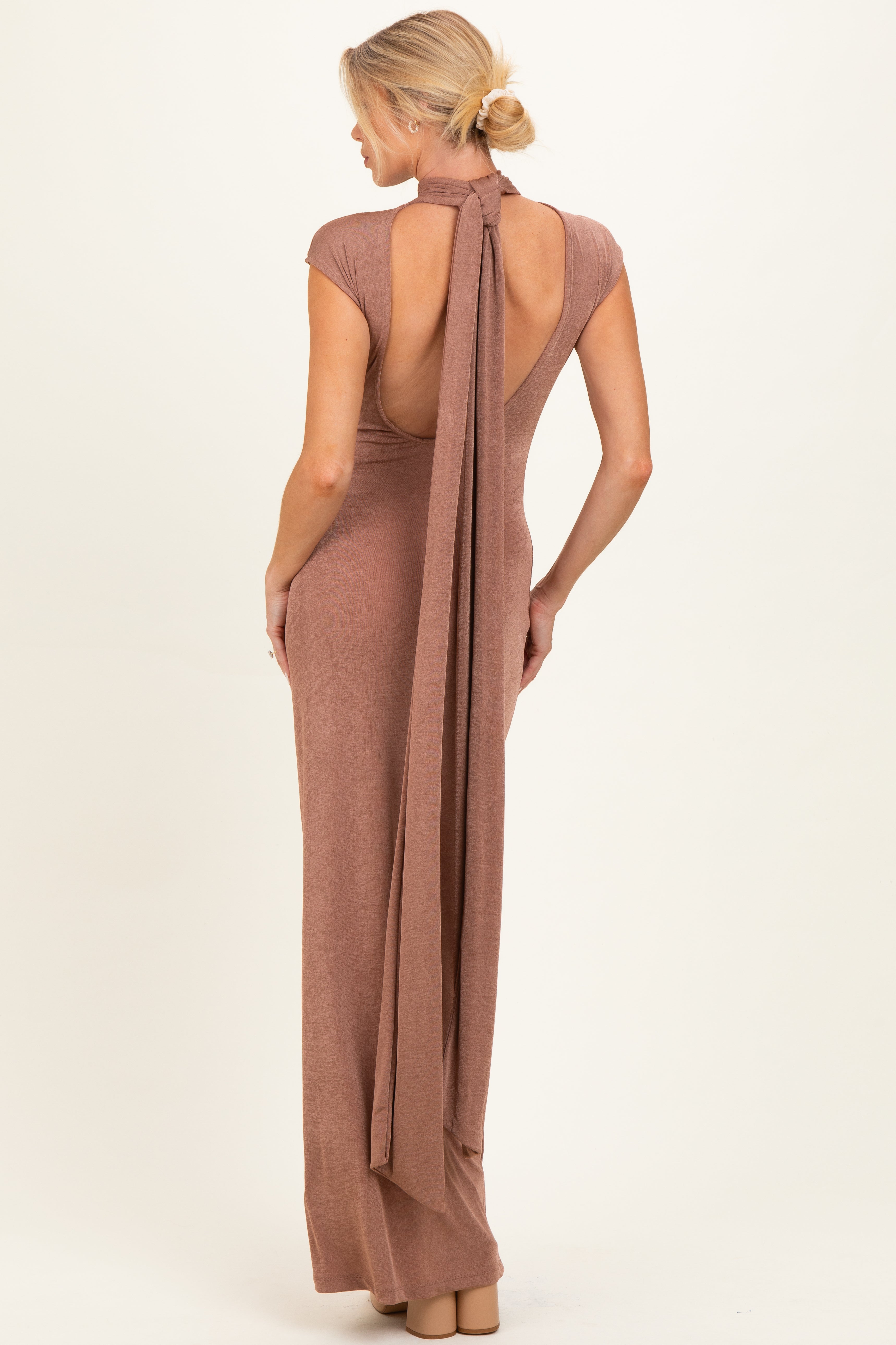 Umstands-Maxikleid mit Schalkragen und Rückenausschnitt