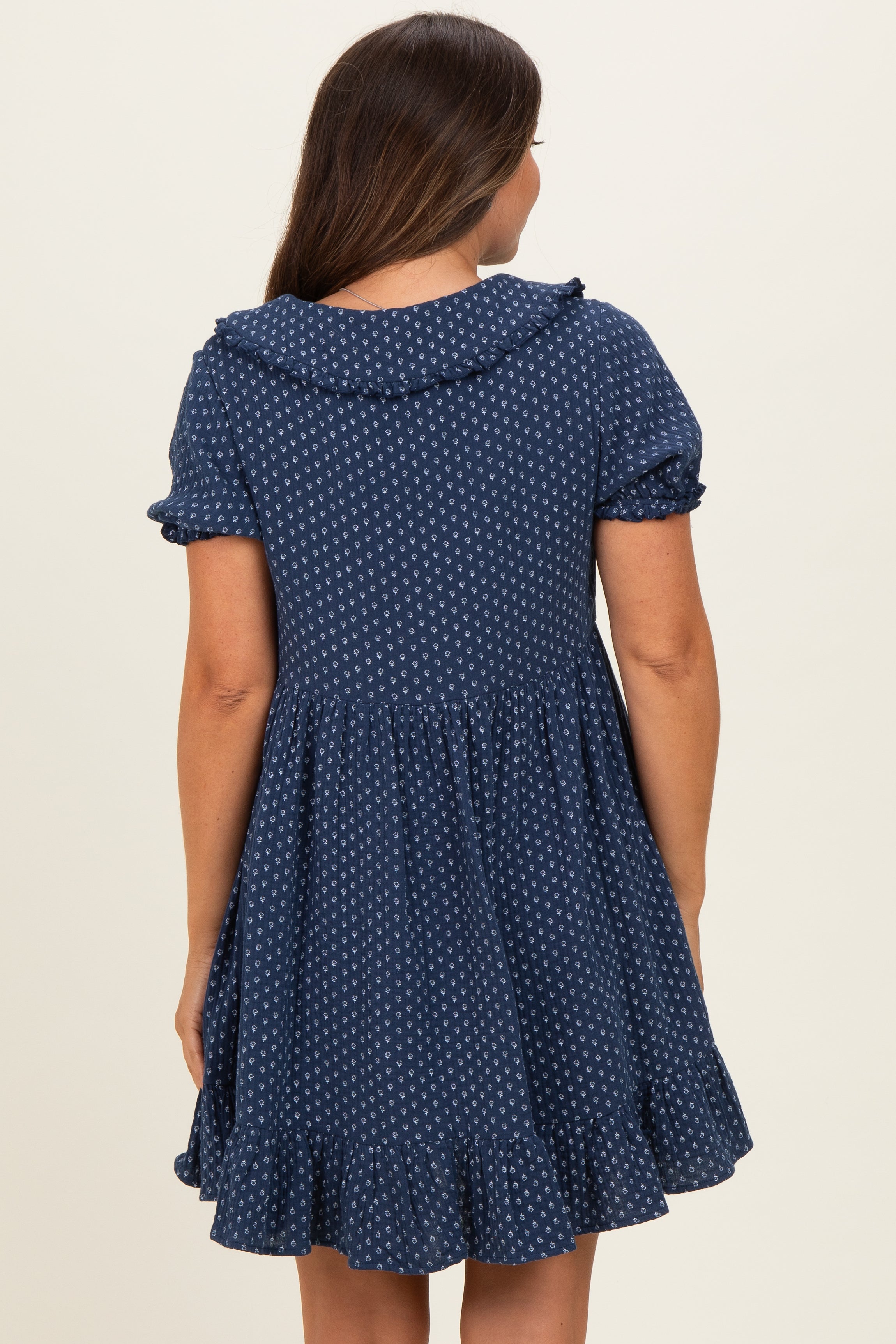 Marineblaues bedrucktes Umstands-Hemdblusenkleid mit Rüschen