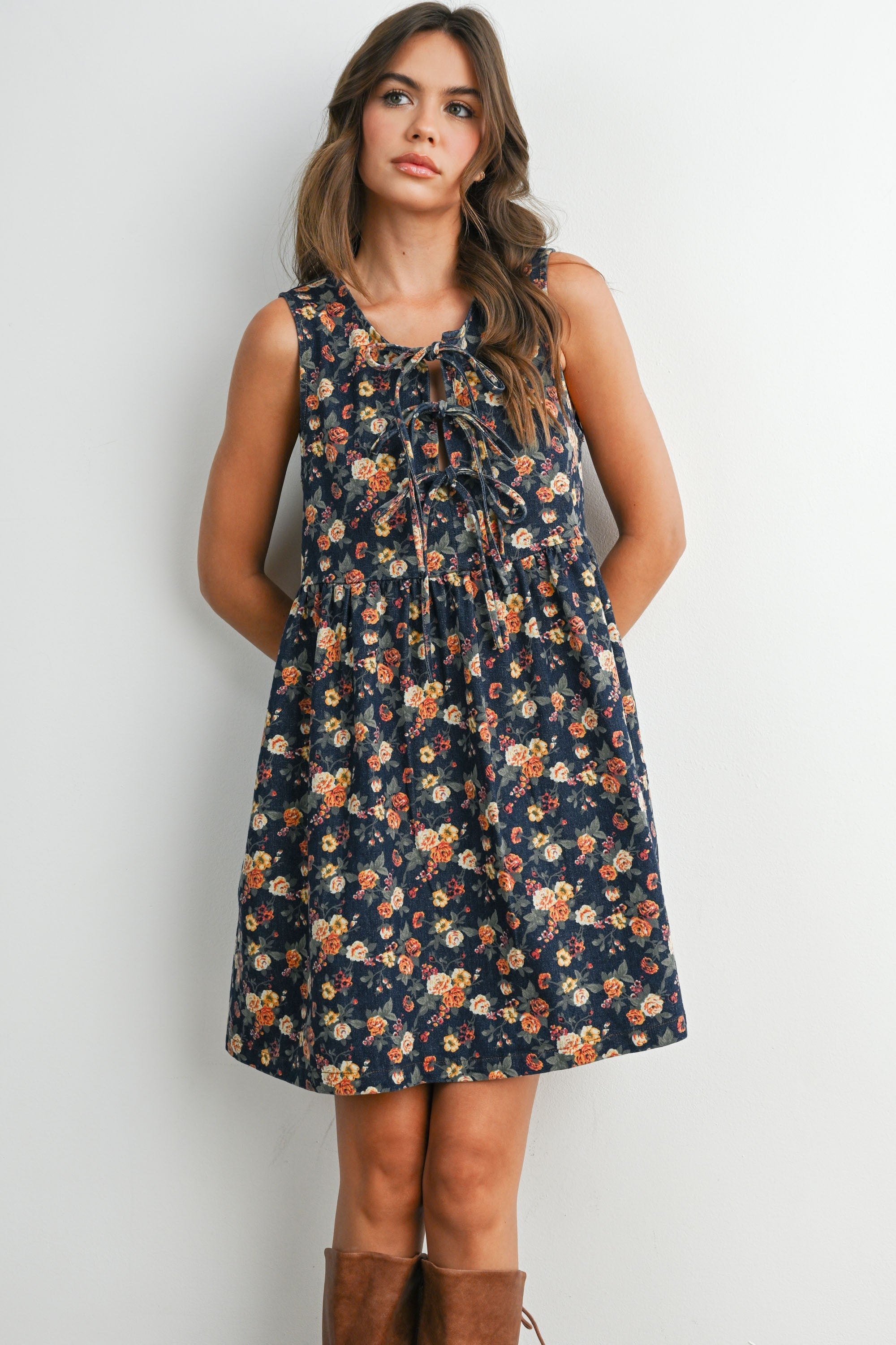 Umstands-Minikleid in dunklem Denim-Blau mit Blumenmuster und Bindedetail vorne