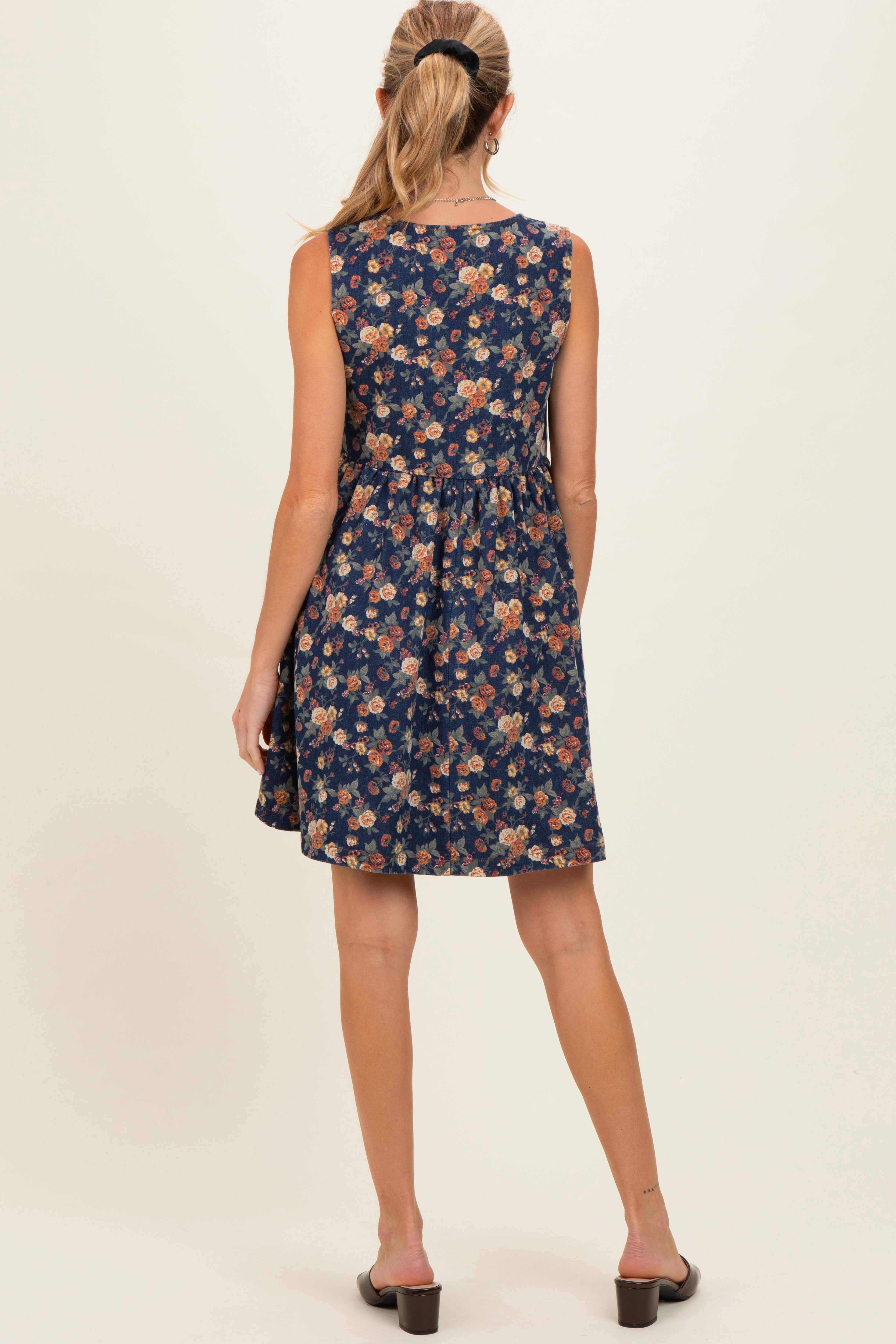 Umstands-Minikleid in dunklem Denim-Blau mit Blumenmuster und Bindedetail vorne