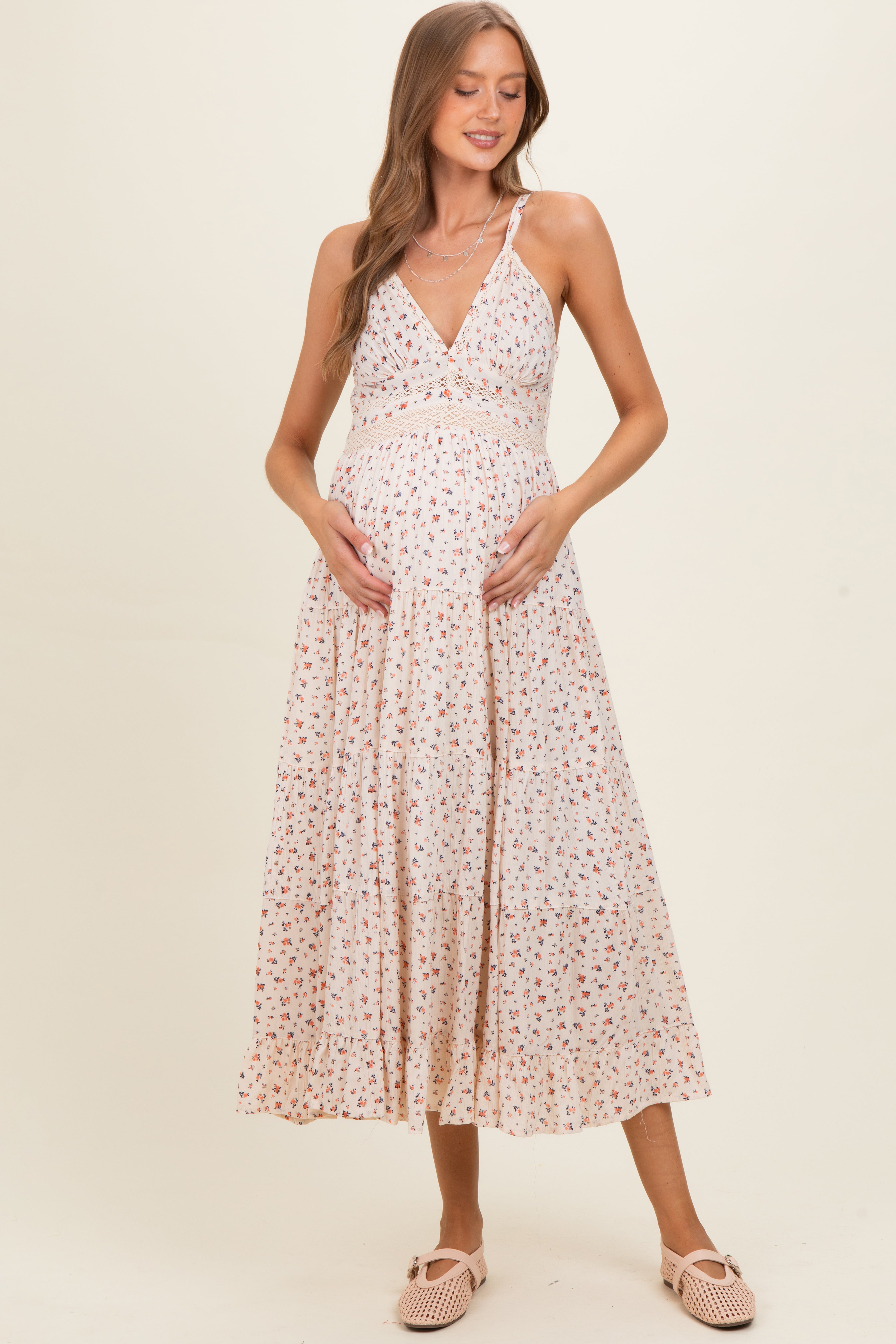 Elfenbeinfarbenes gestuftes Umstands-Maxikleid mit Print und Spitzeneinsatz