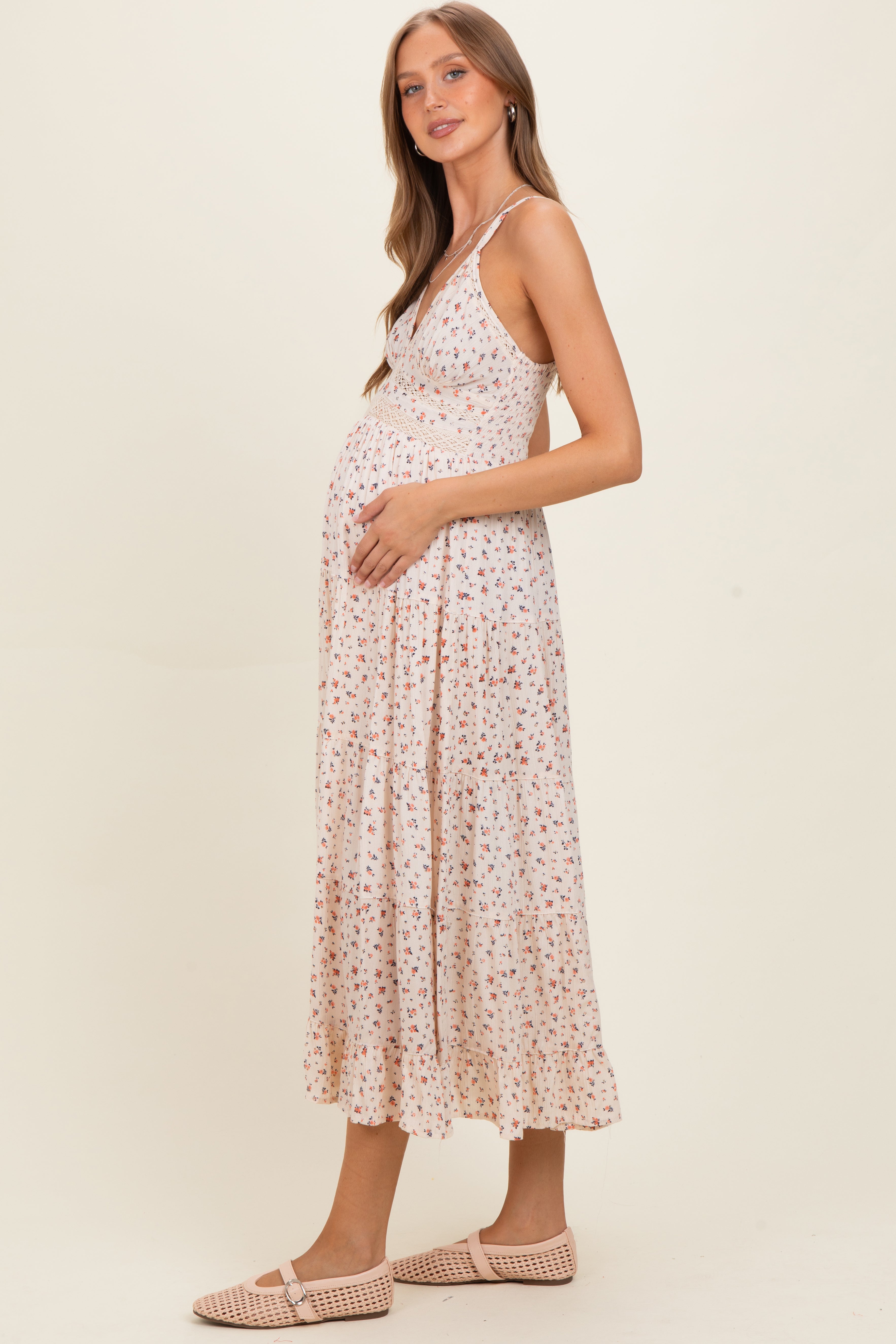 Elfenbeinfarbenes gestuftes Umstands-Maxikleid mit Print und Spitzeneinsatz