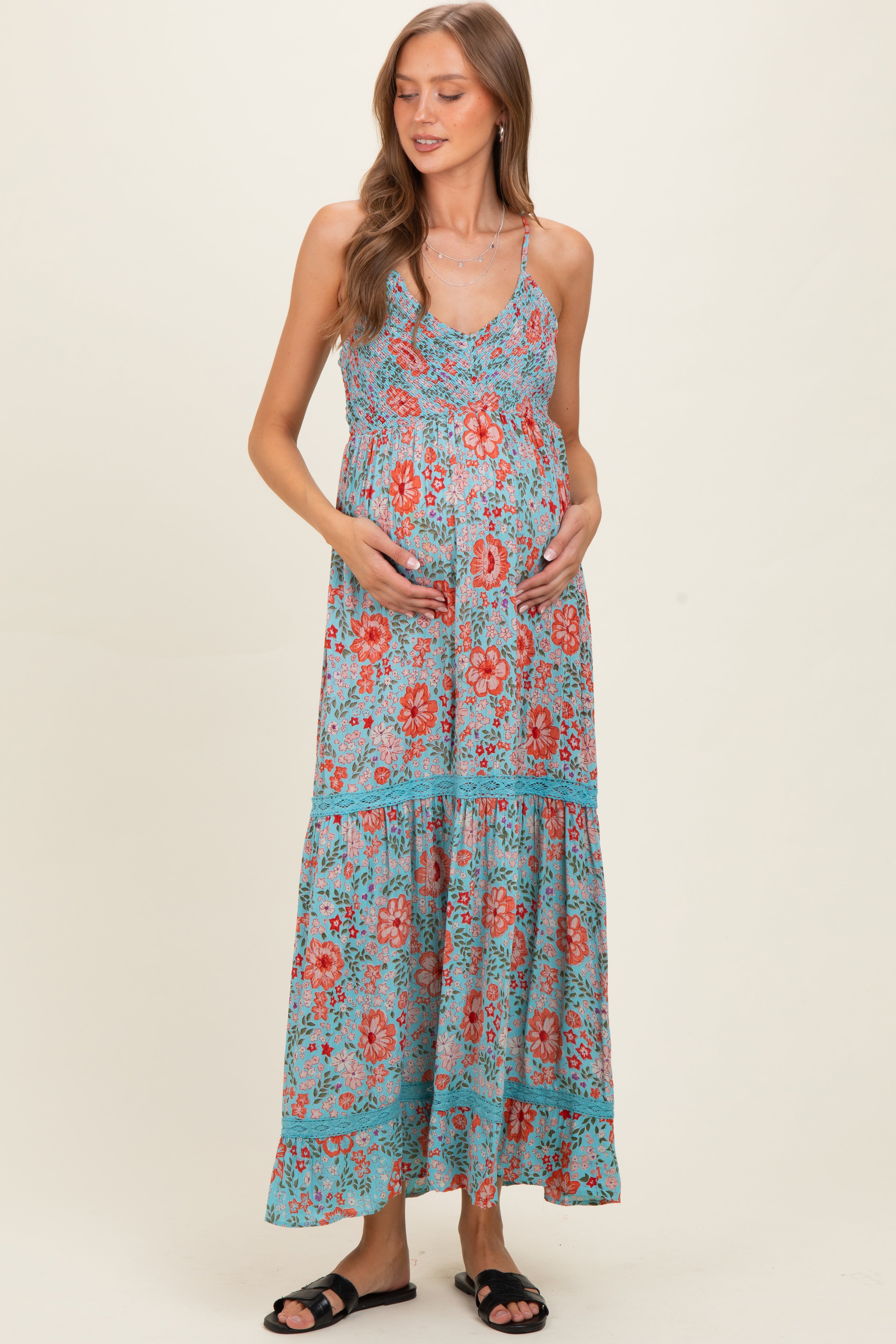 Mintgrünes Umstands-Maxikleid mit Smok-Oberteil, V-Ausschnitt und Spitzenbesatz
