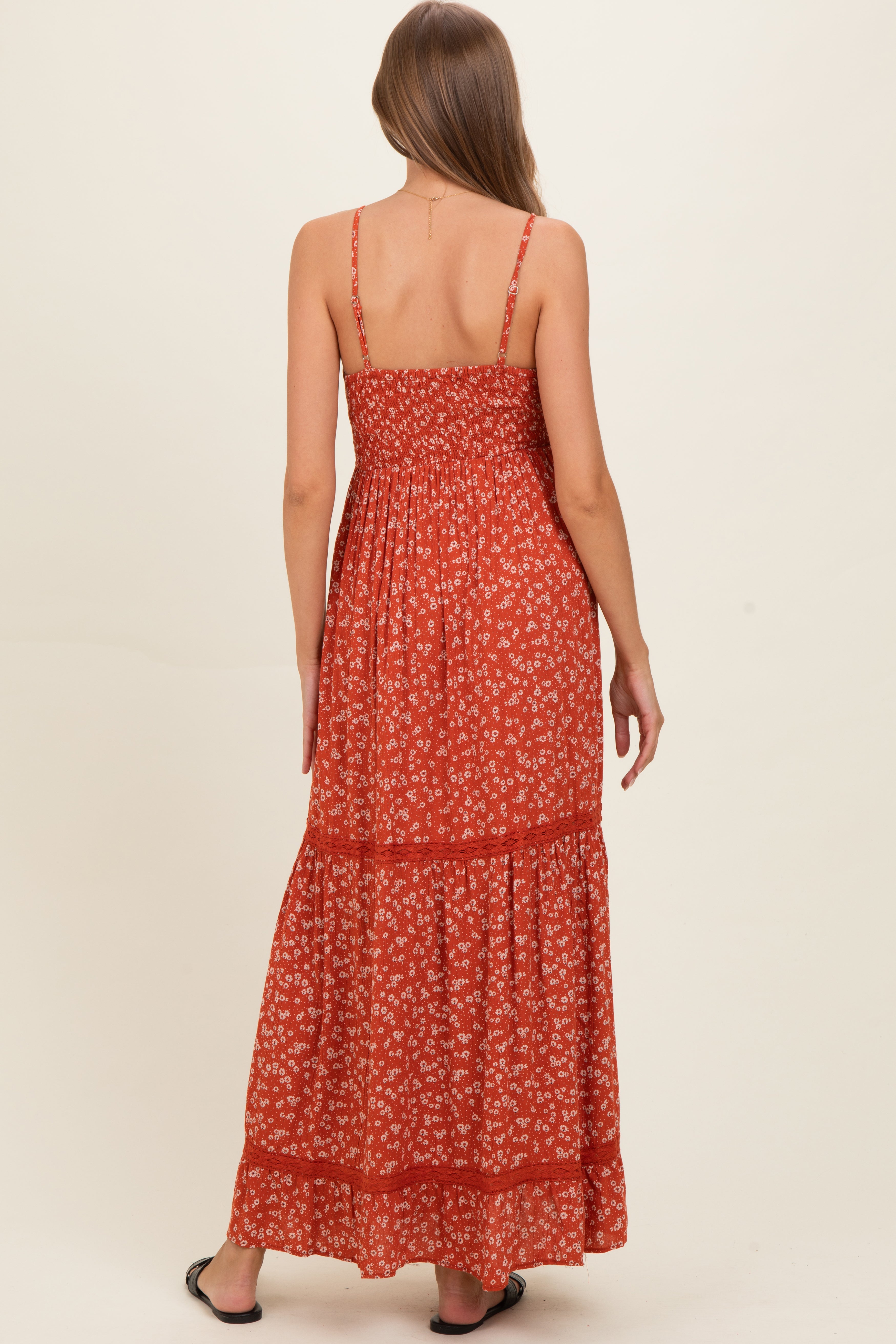 Rostrotes Umstands-Maxikleid mit Smok-Oberteil, V-Ausschnitt und Spitzenbesatz