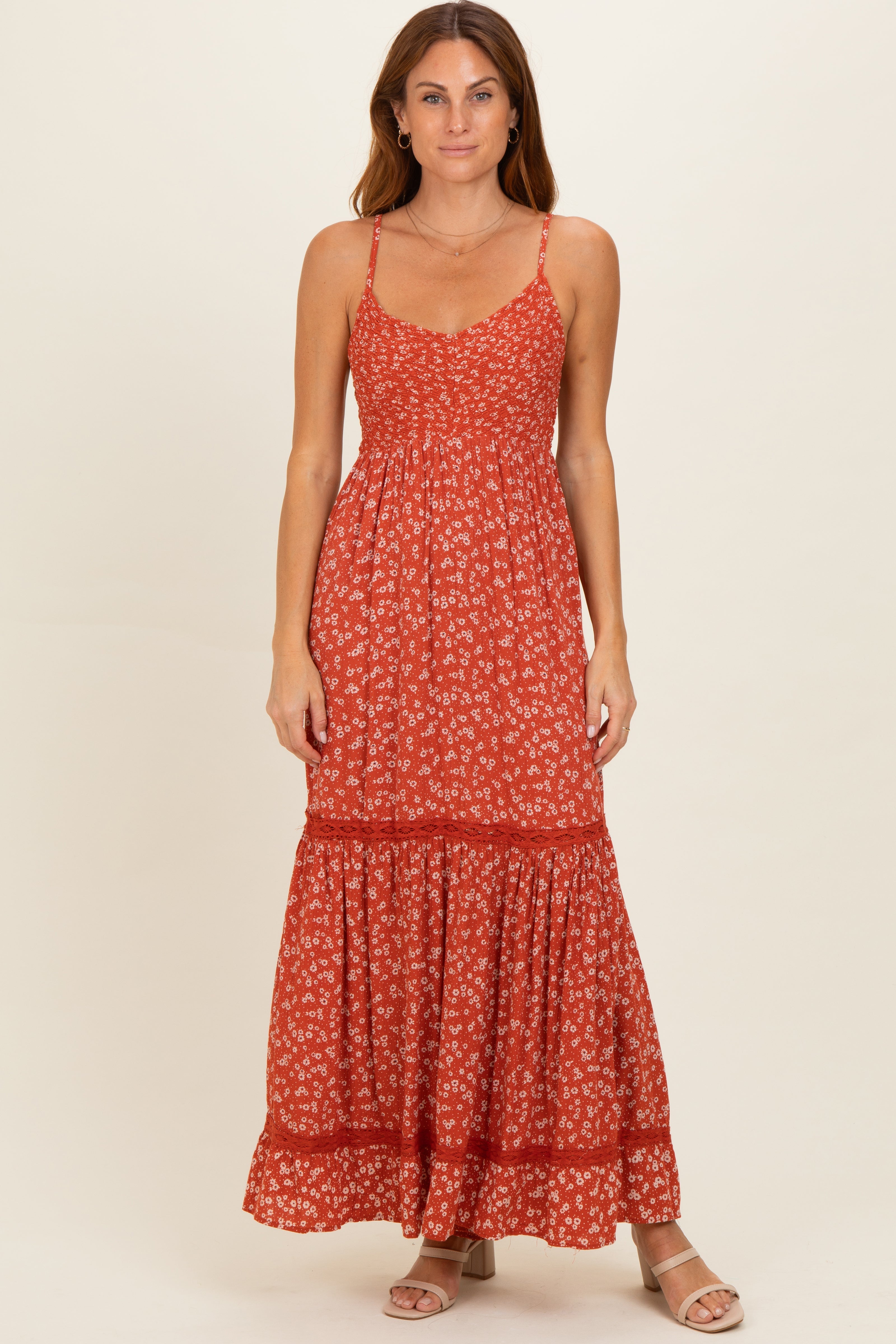 Rostrotes Umstands-Maxikleid mit Smok-Oberteil, V-Ausschnitt und Spitzenbesatz