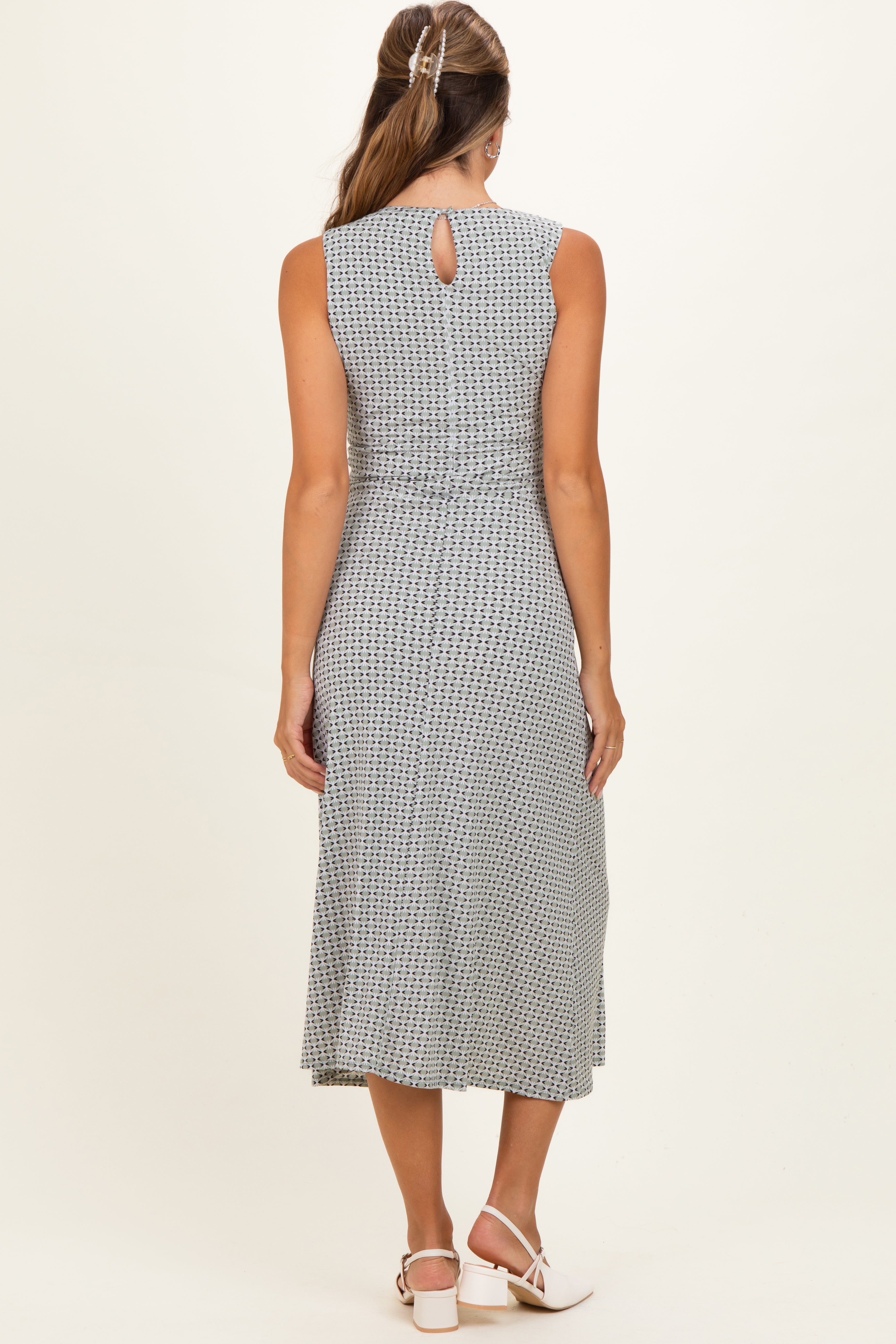 Bedrucktes Umstands-Midikleid in Salbeigrün mit seitlichem Knotendetail