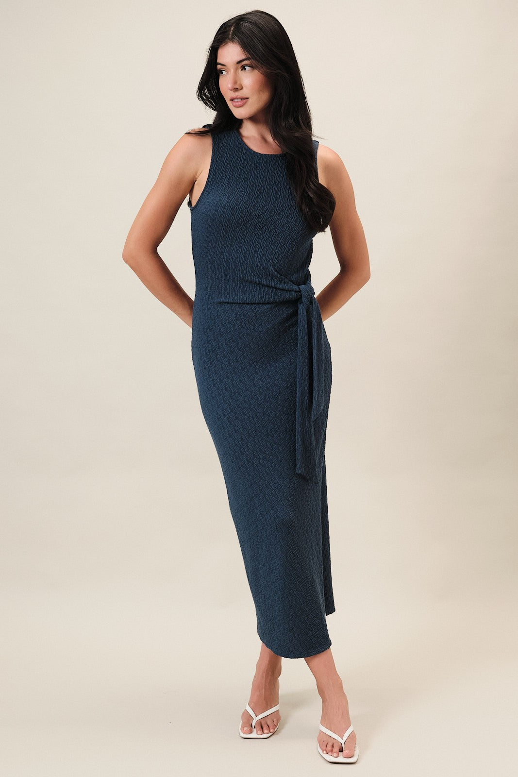 Mitternachtsblaues ärmelloses Umstands-Midikleid aus Jacquard mit Bindedetail