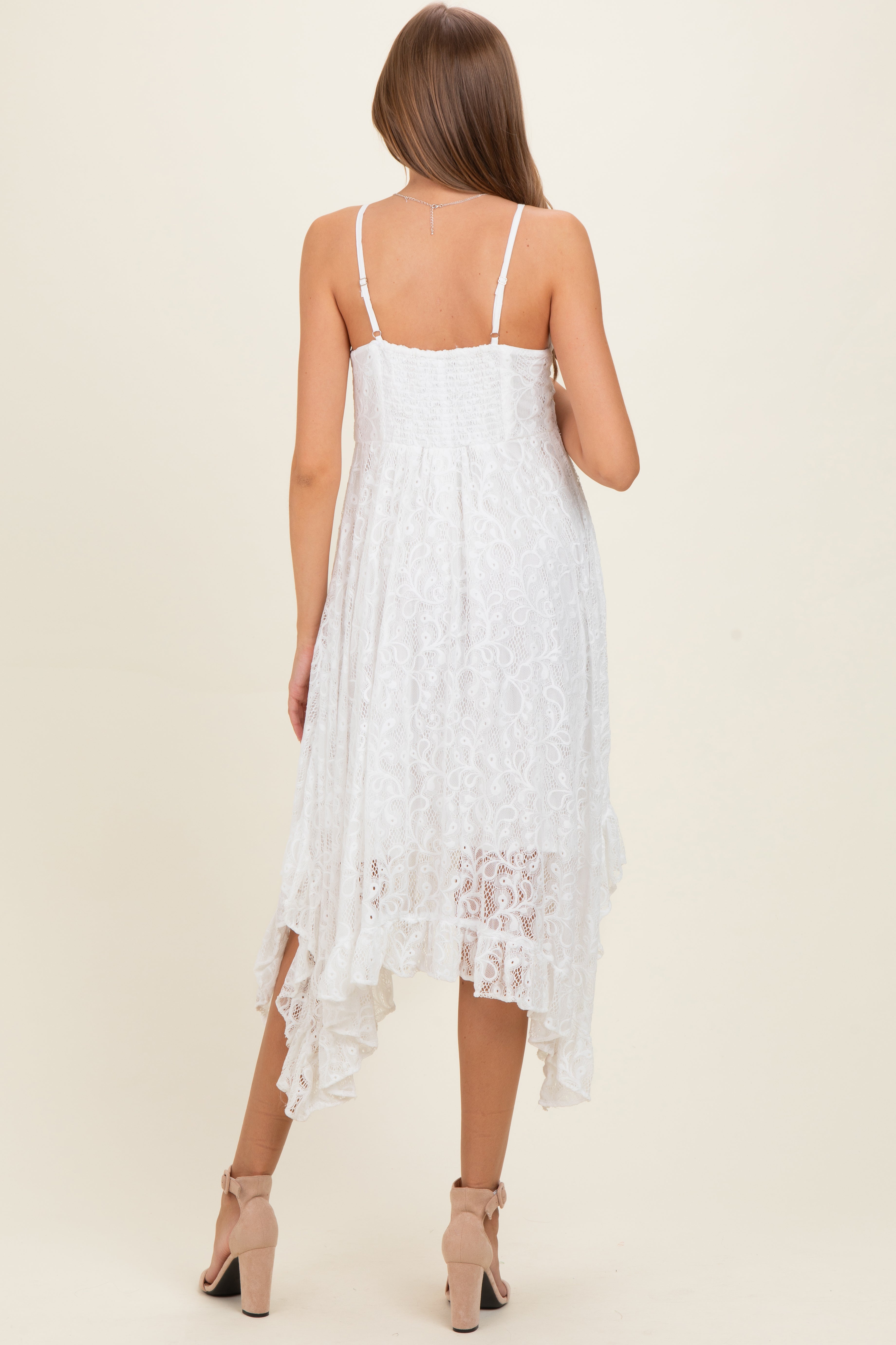 Elfenbeinfarbenes Umstands-Maxikleid aus Spitze mit Twist-Detail vorn