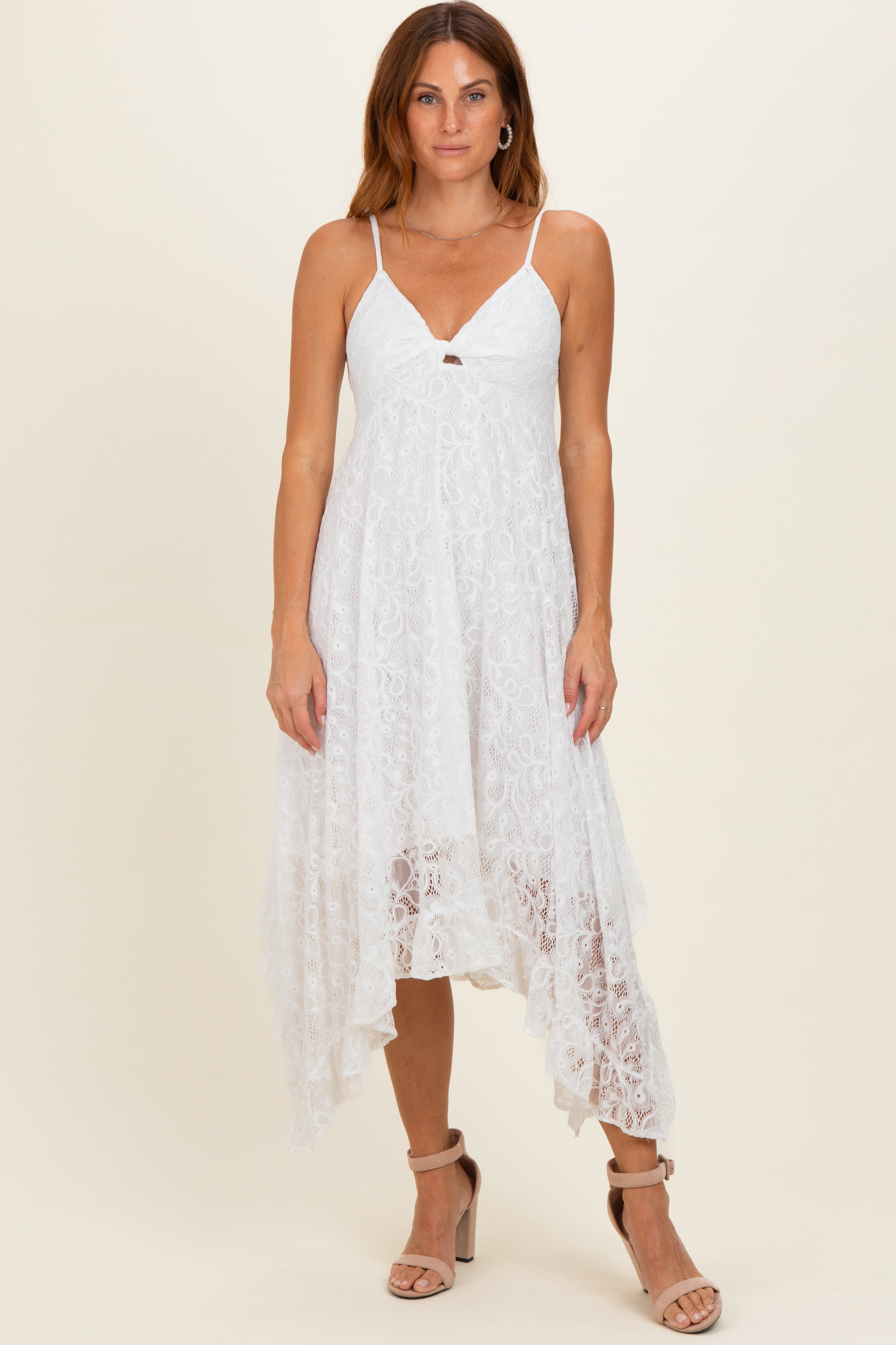 Elfenbeinfarbenes Umstands-Maxikleid aus Spitze mit Twist-Detail vorn