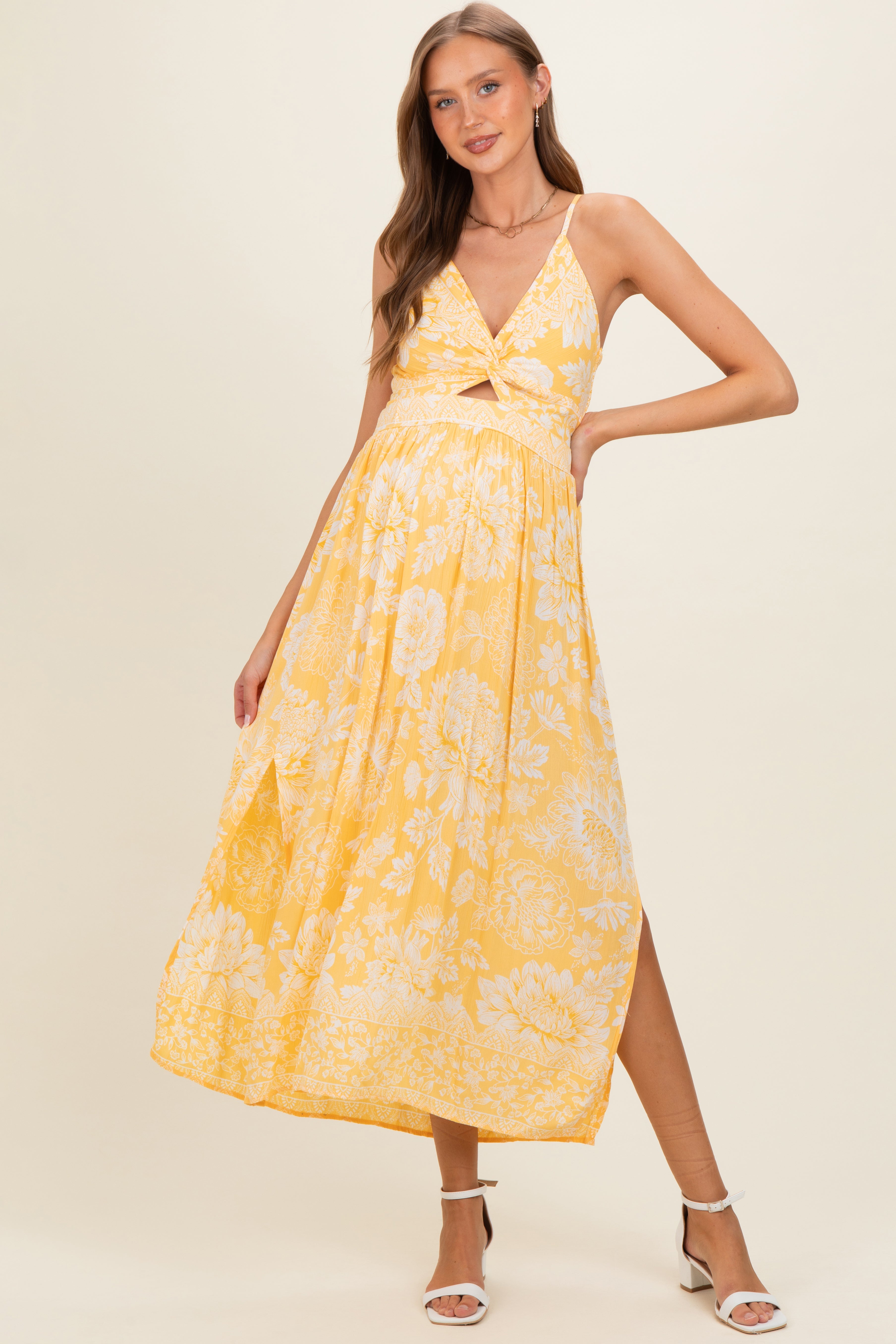 Gelbes geblümtes Umstands-Maxikleid mit Twist-Front