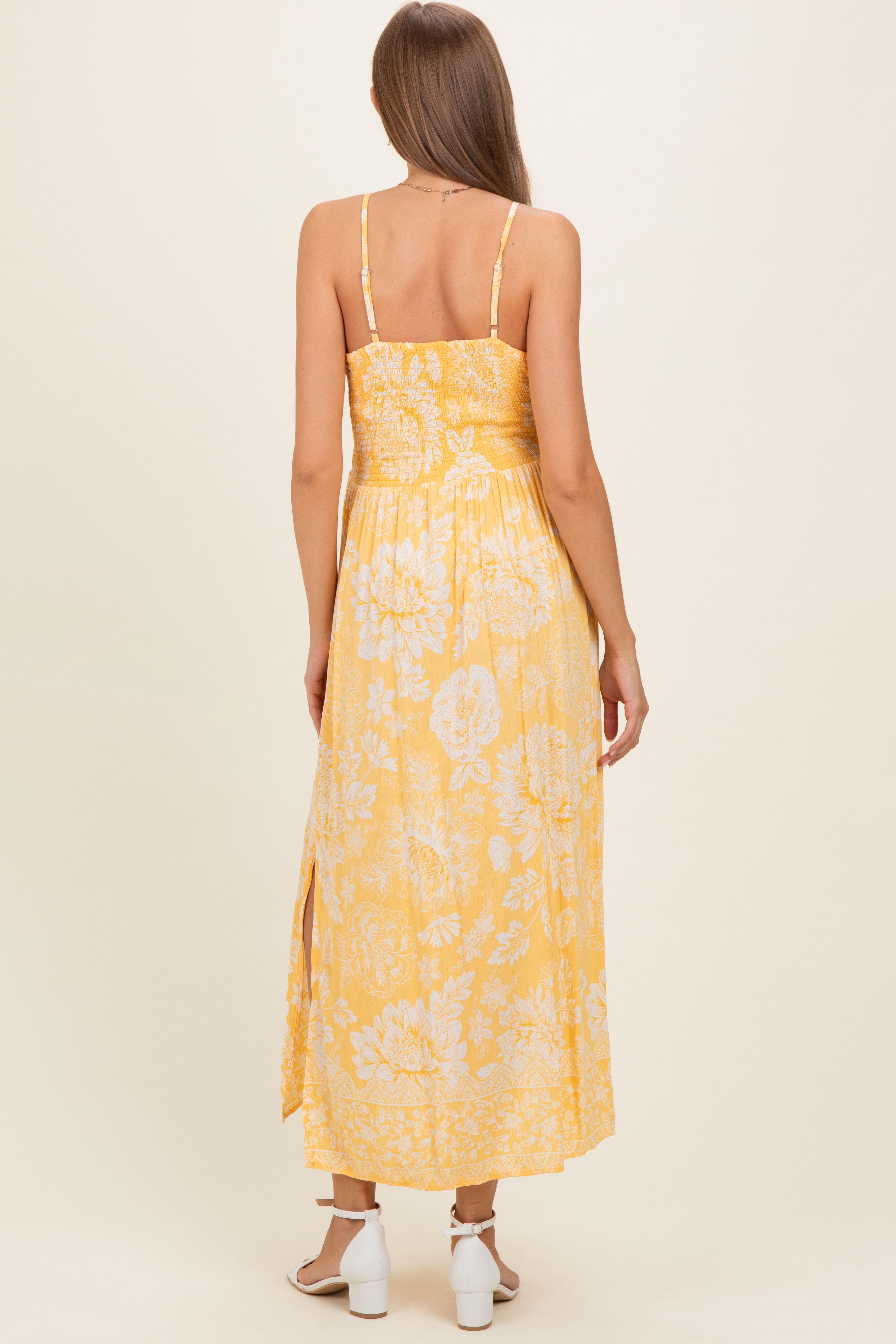 Gelbes geblümtes Umstands-Maxikleid mit Twist-Front