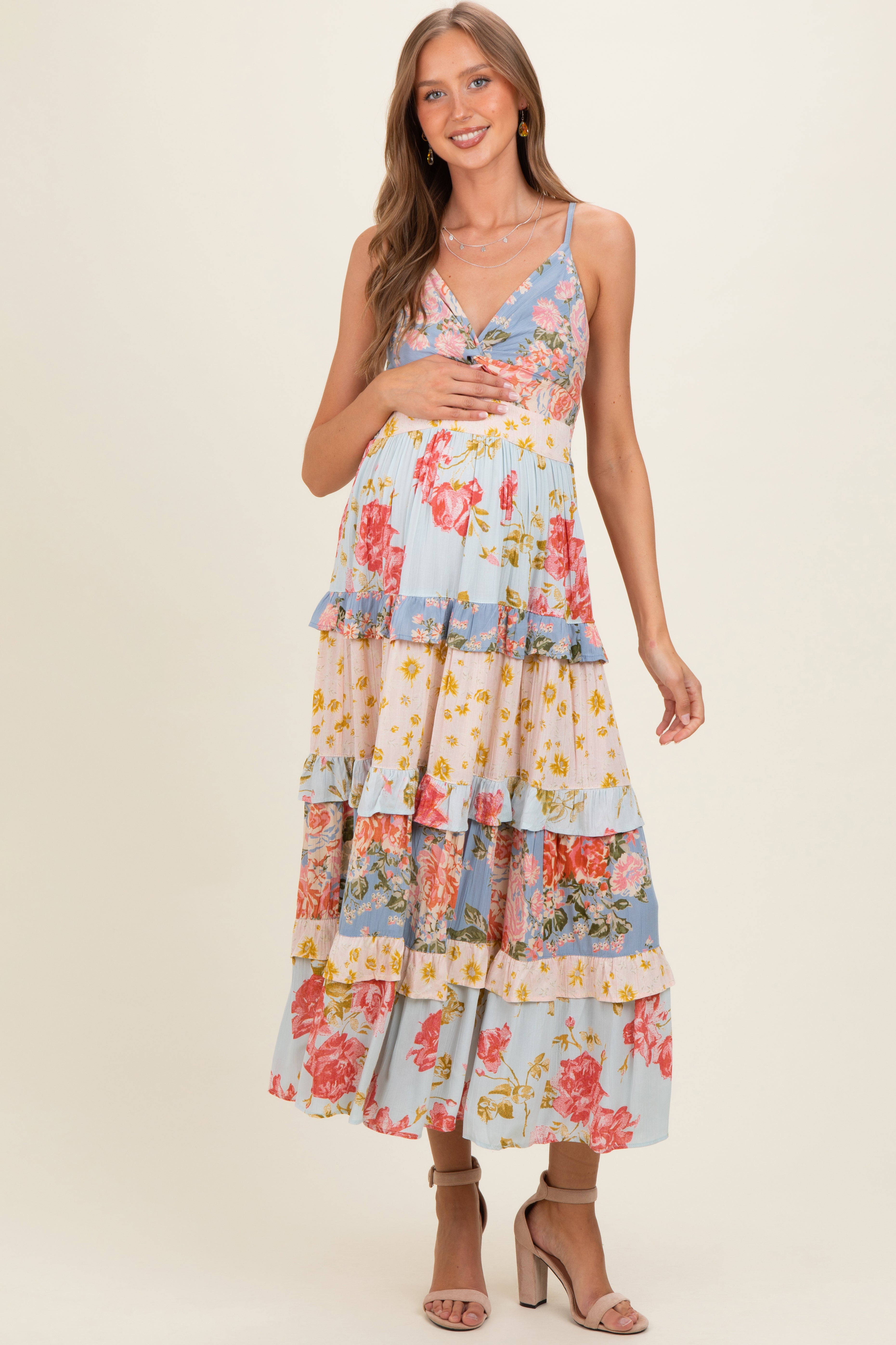 Mehrfarbiges Umstands-Maxikleid mit V-Ausschnitt, Twist-Front und Stufenrock