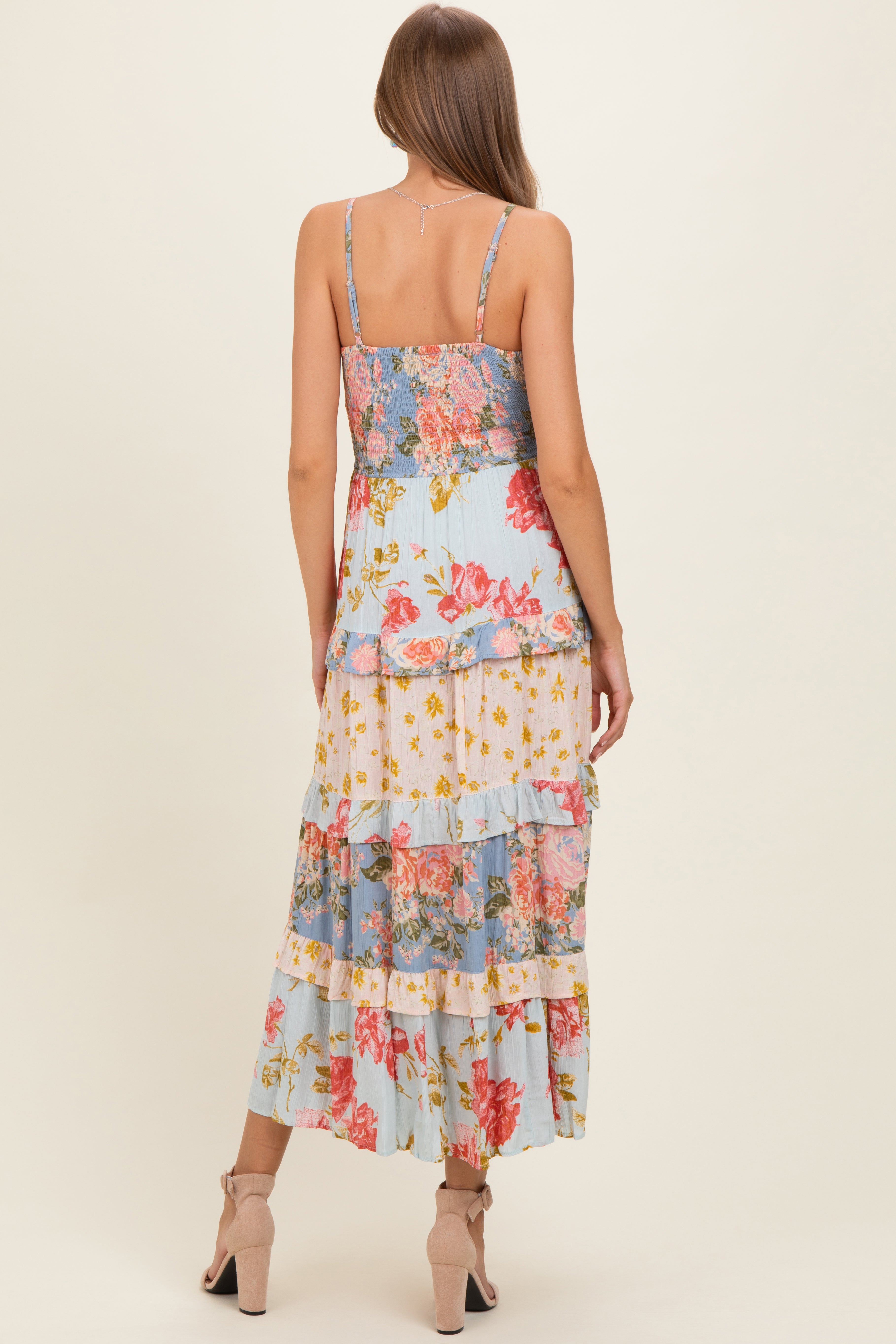 Mehrfarbiges Umstands-Maxikleid mit V-Ausschnitt, Twist-Front und Stufenrock