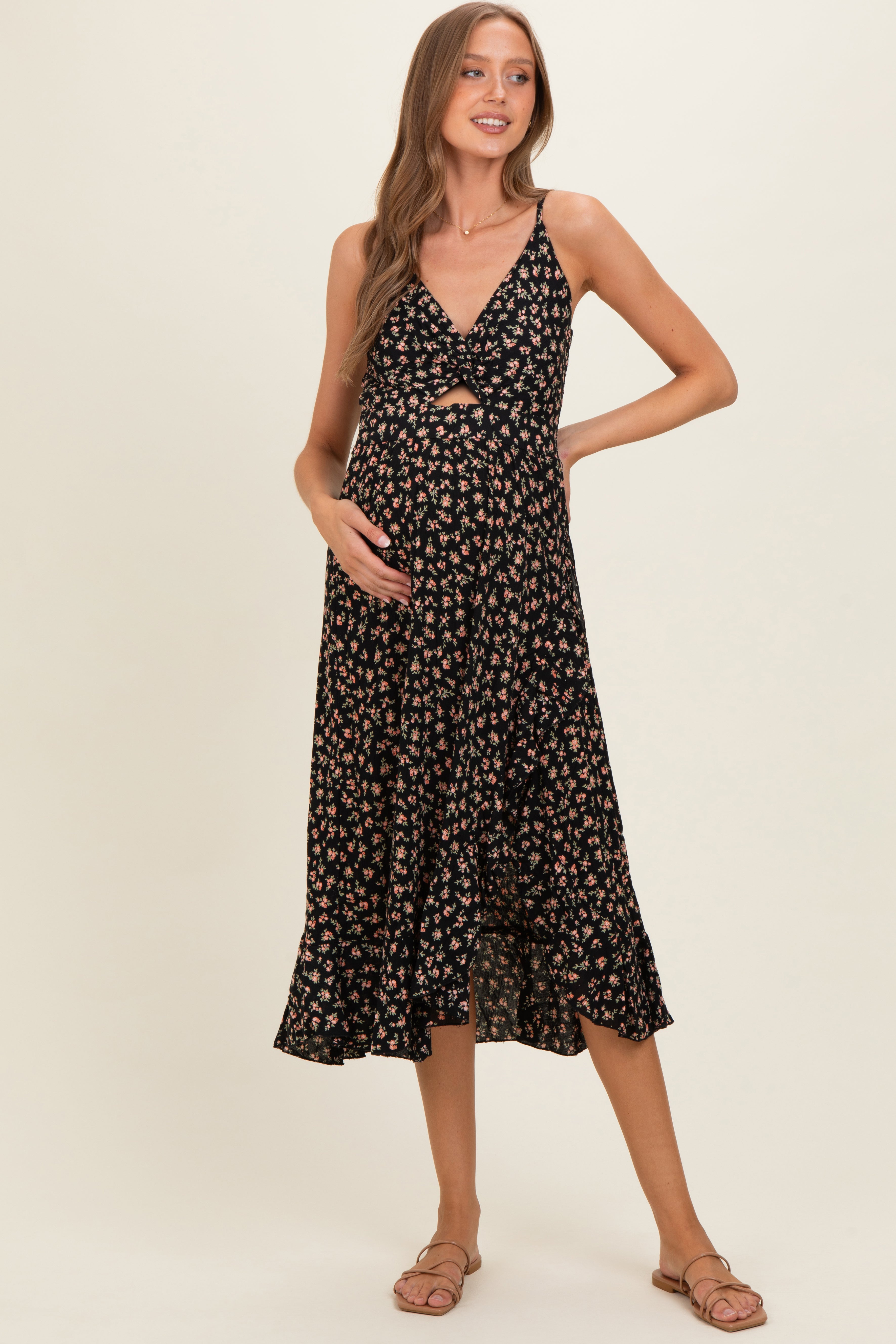 Schwarzes Umstands-Midikleid mit V-Ausschnitt, Twist-Detail, Cut-out, seitlichem Schlitz und Rüschen
