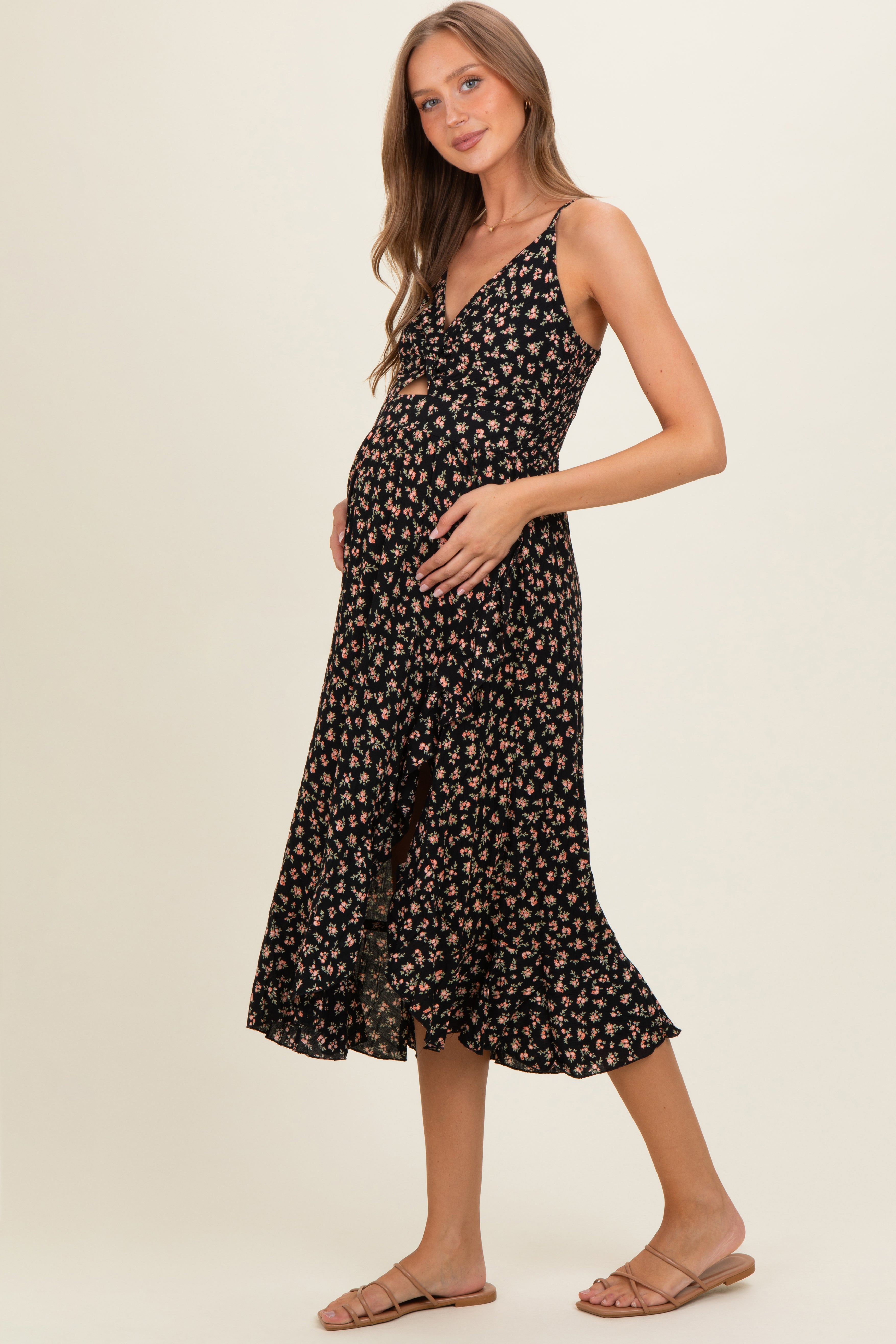 Schwarzes Umstands-Midikleid mit V-Ausschnitt, Twist-Detail, Cut-out, seitlichem Schlitz und Rüschen
