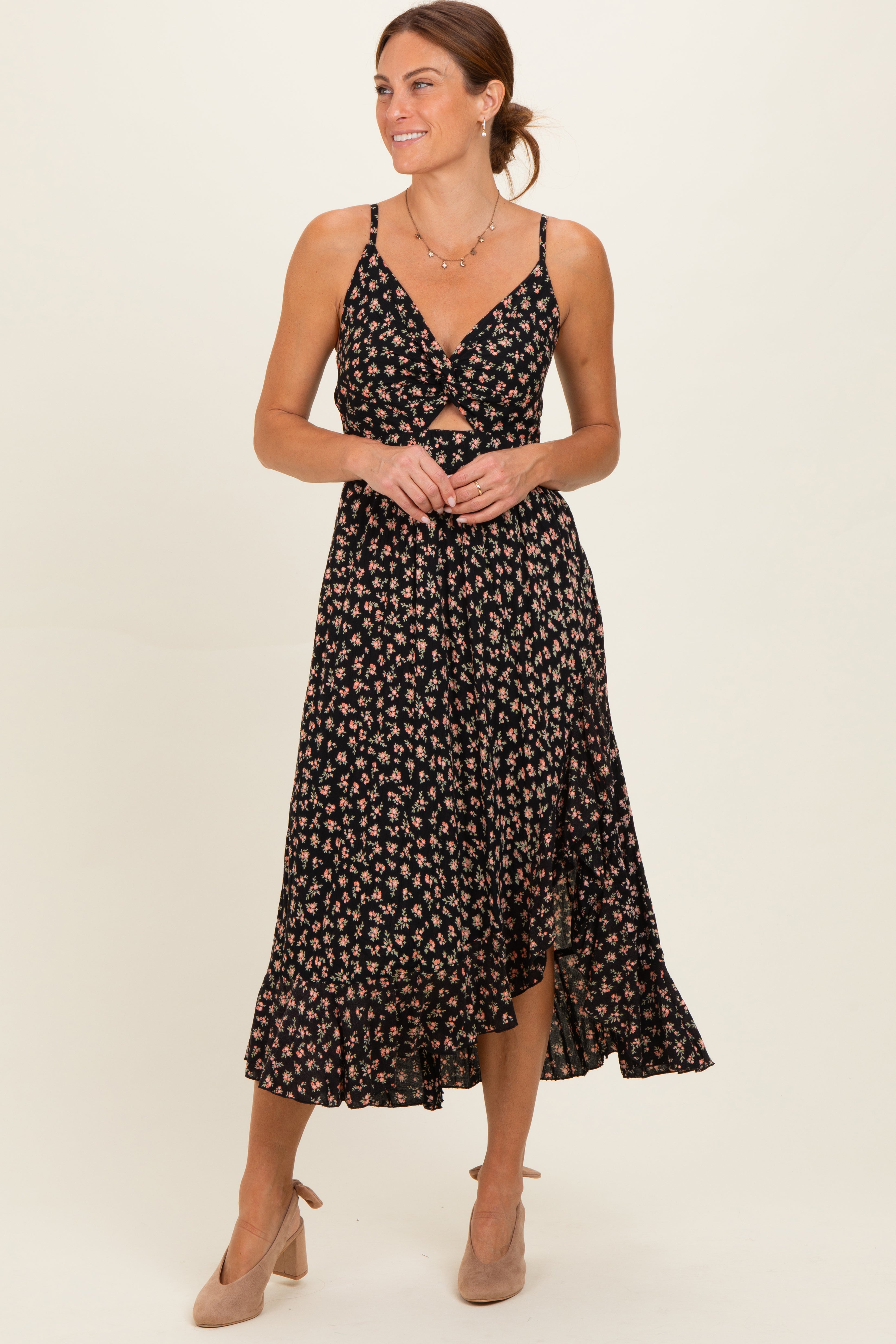 Schwarzes Umstands-Midikleid mit V-Ausschnitt, Twist-Detail, Cut-out, seitlichem Schlitz und Rüschen