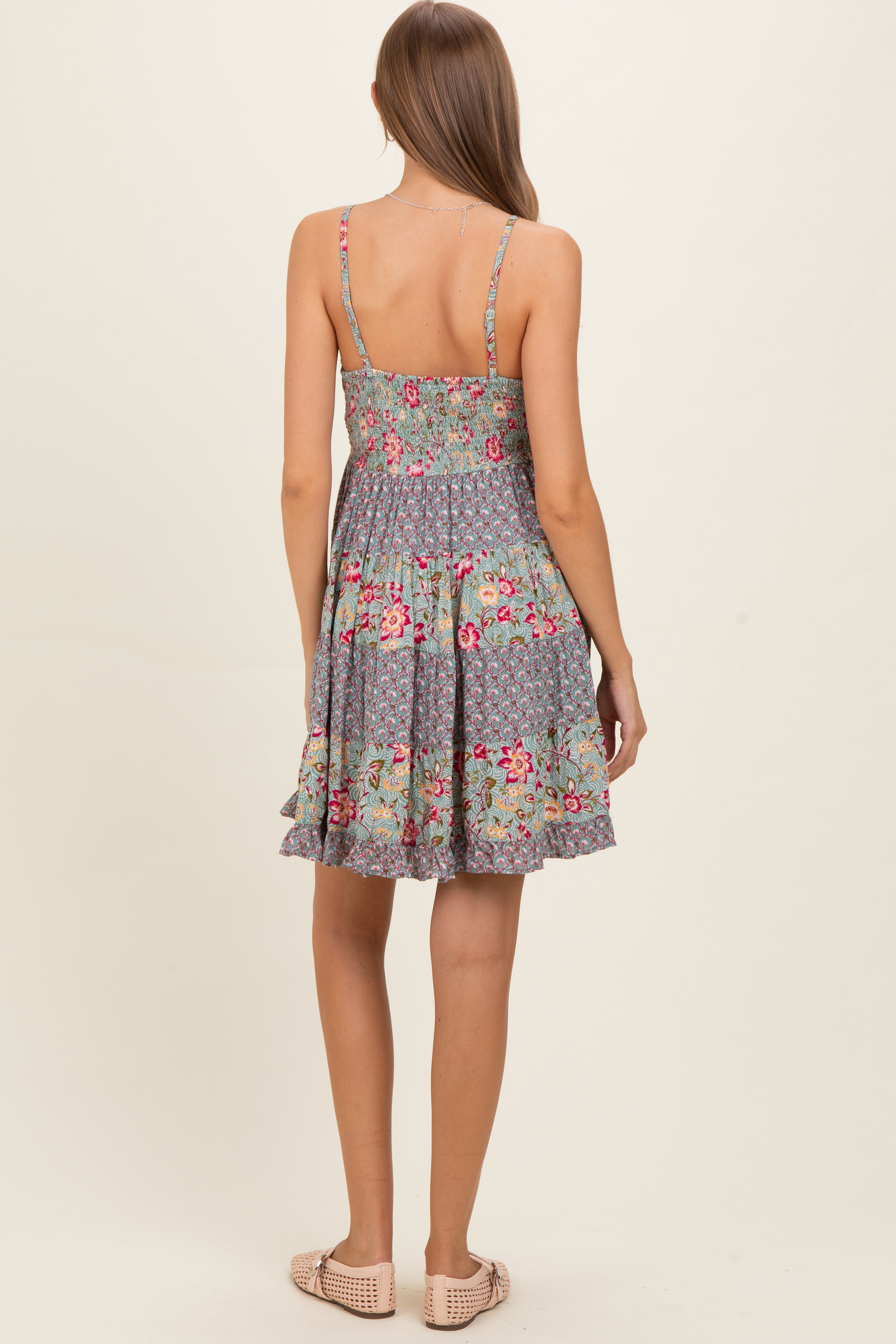 Jadegrünes Umstands-Sommerkleid mit V-Ausschnitt, Smok-Oberteil und Mustermix