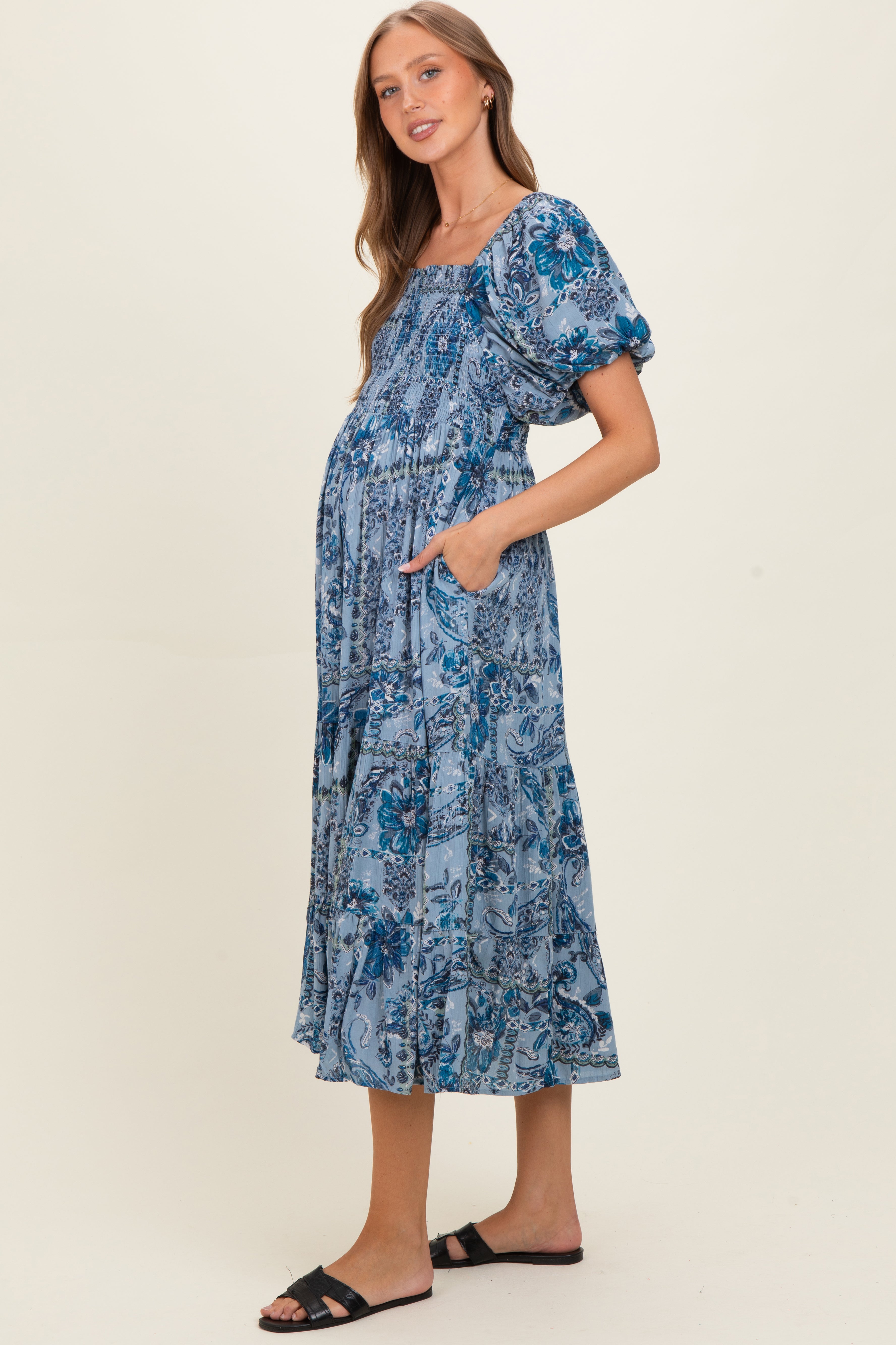 Blaues Umstands-Midikleid mit Smok-Oberteil, Puffärmeln und Print