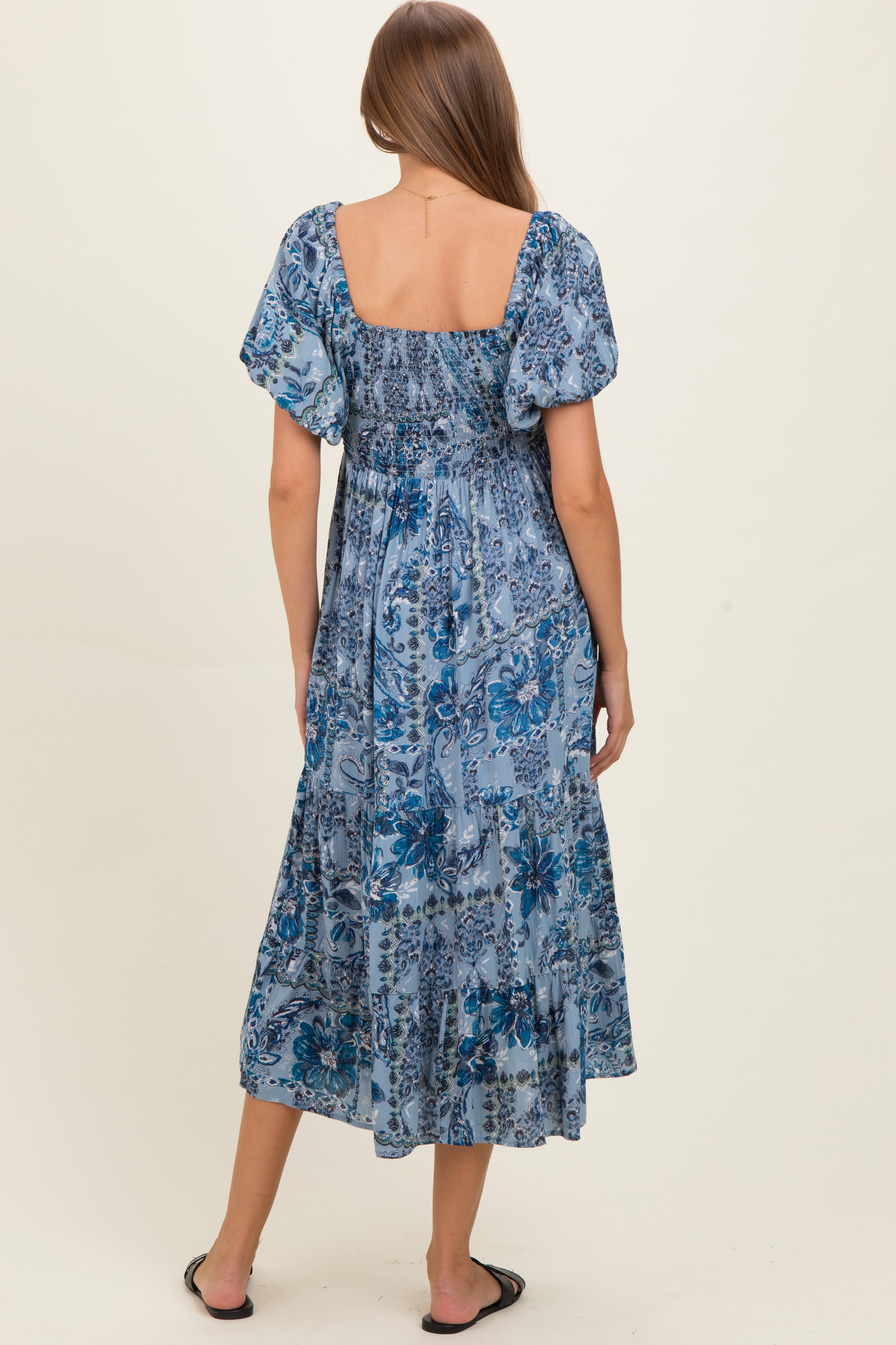 Blaues Umstands-Midikleid mit Smok-Oberteil, Puffärmeln und Print