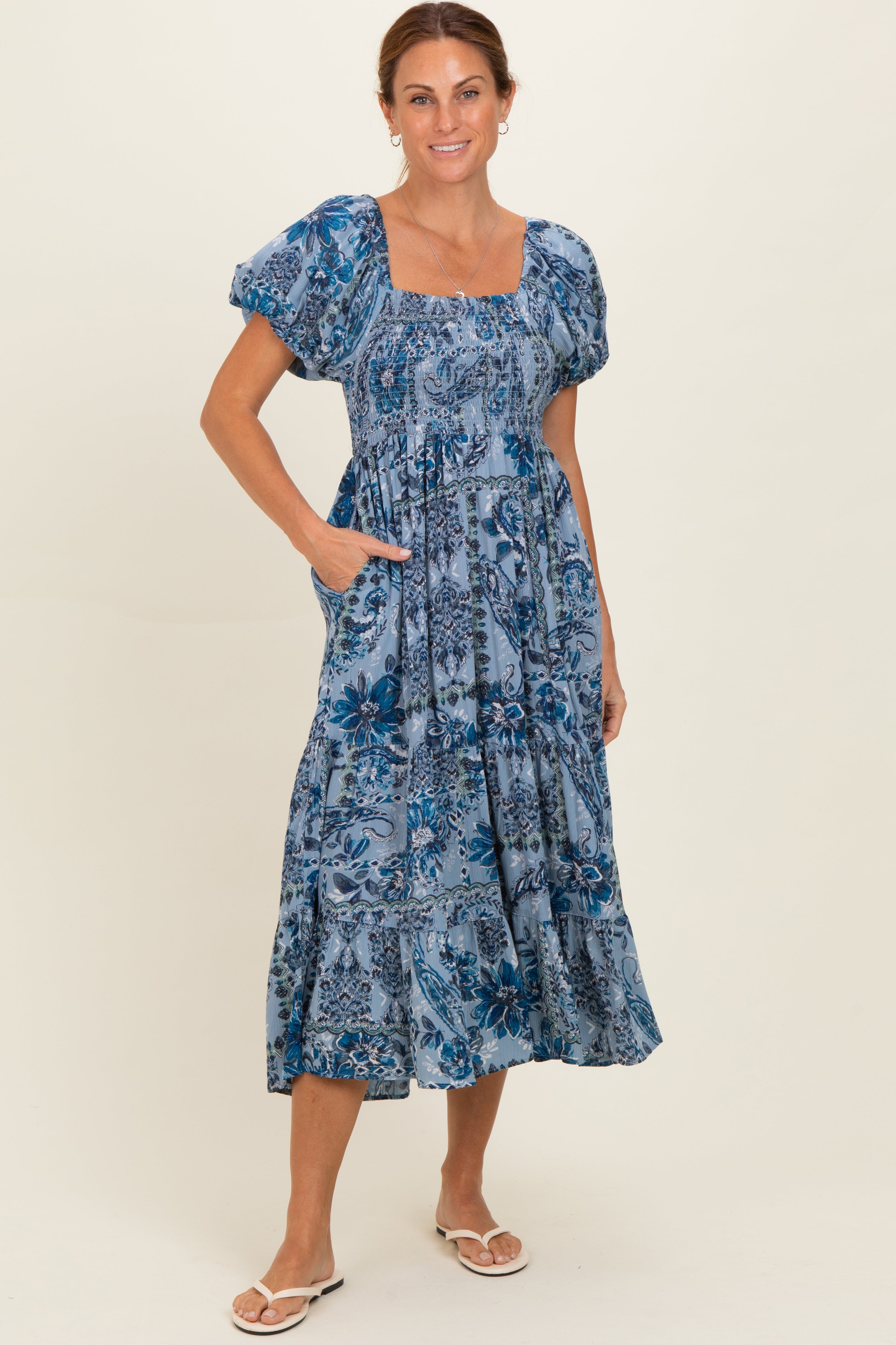Blaues Umstands-Midikleid mit Smok-Oberteil, Puffärmeln und Print
