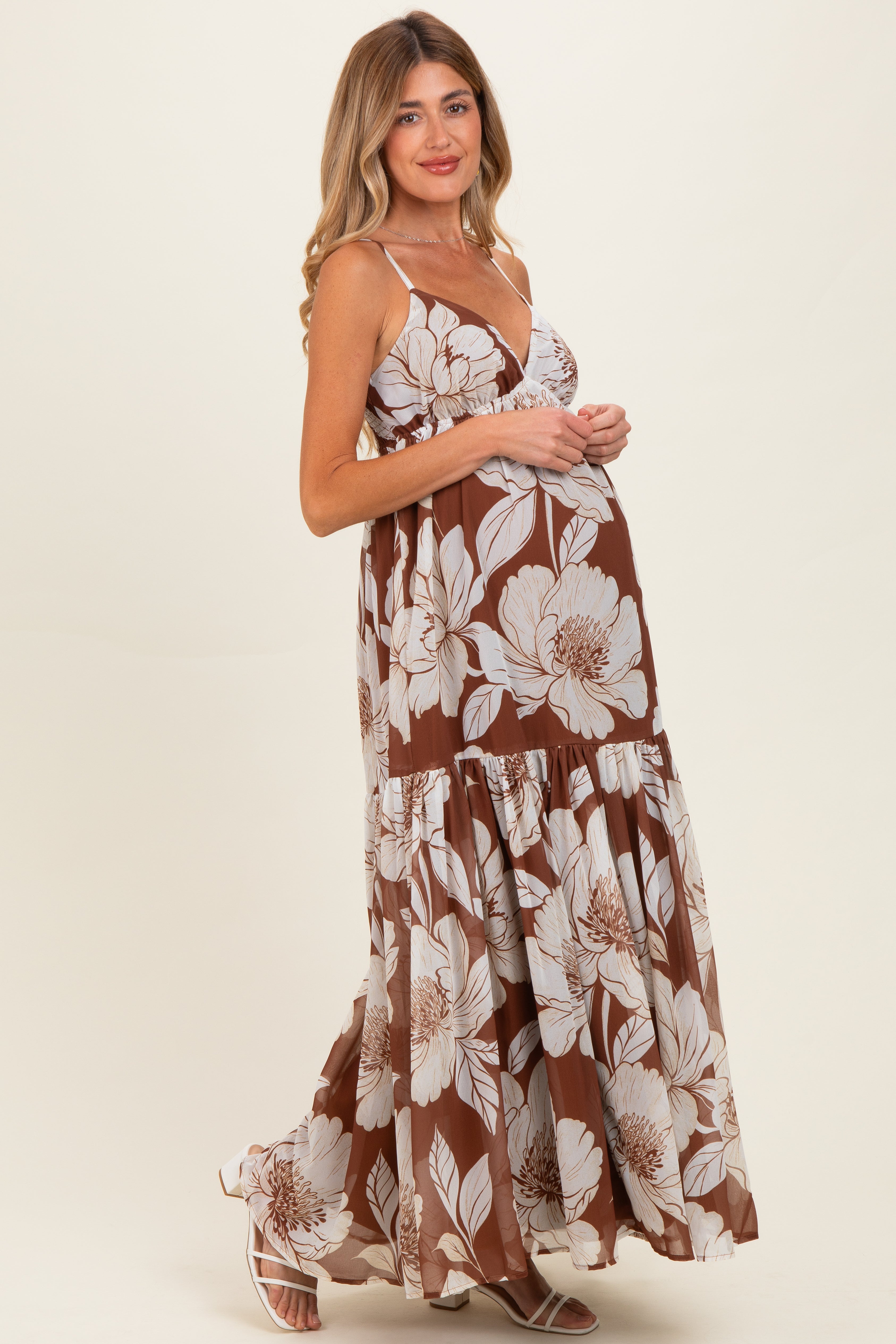 Braunes Umstands-Maxikleid mit tropischem Blumenmuster