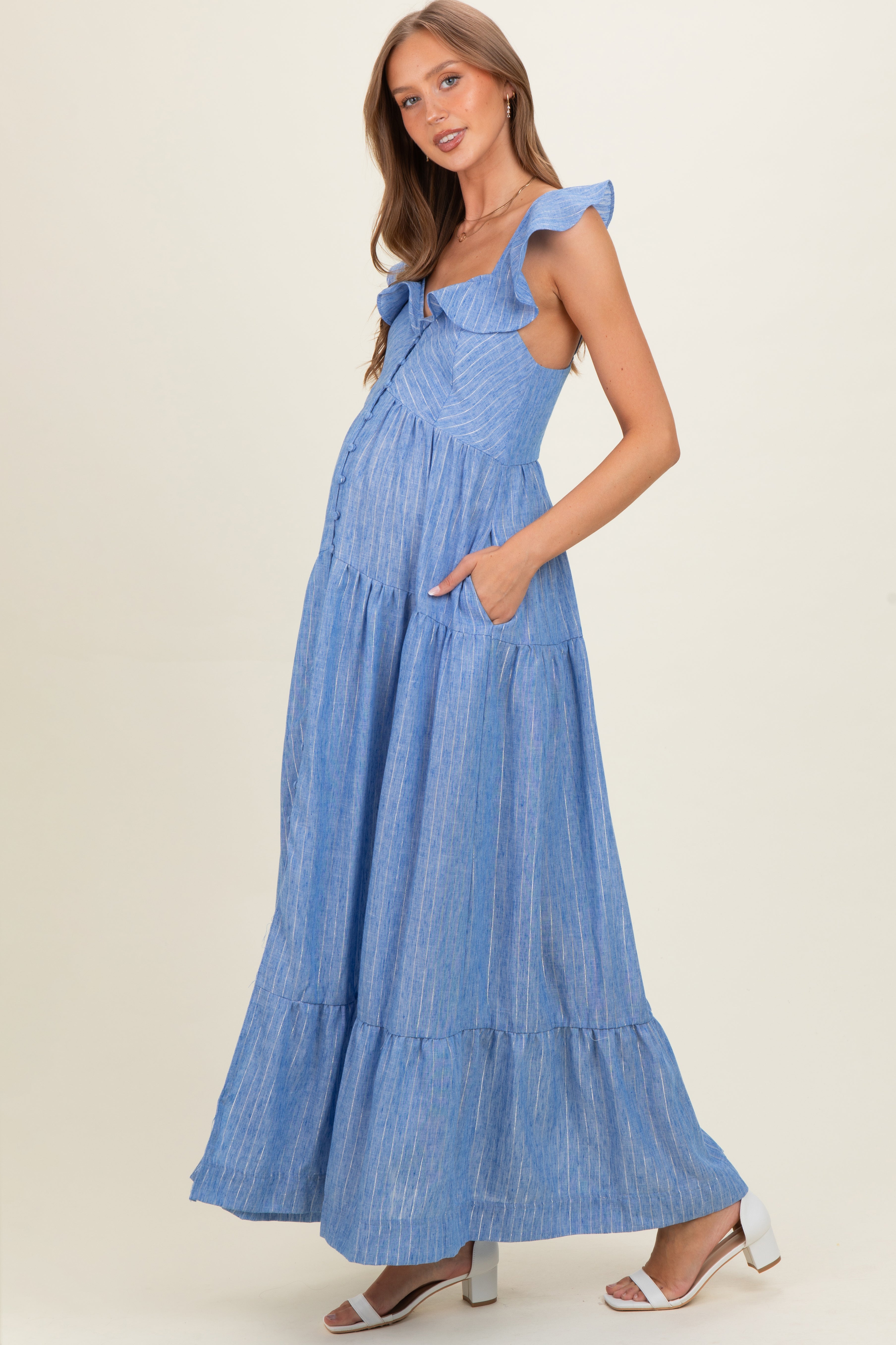 Umstandsmaxikleid in Blau mit Streifen, Volantausschnitt und Knopfleiste